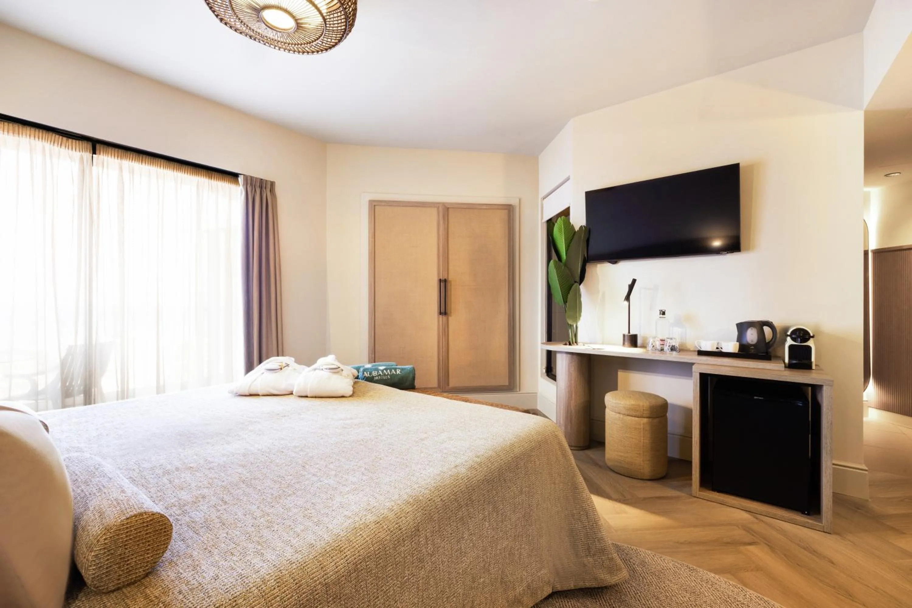 Coffee/tea facilities, Bed in Hotel Aubamar Bali