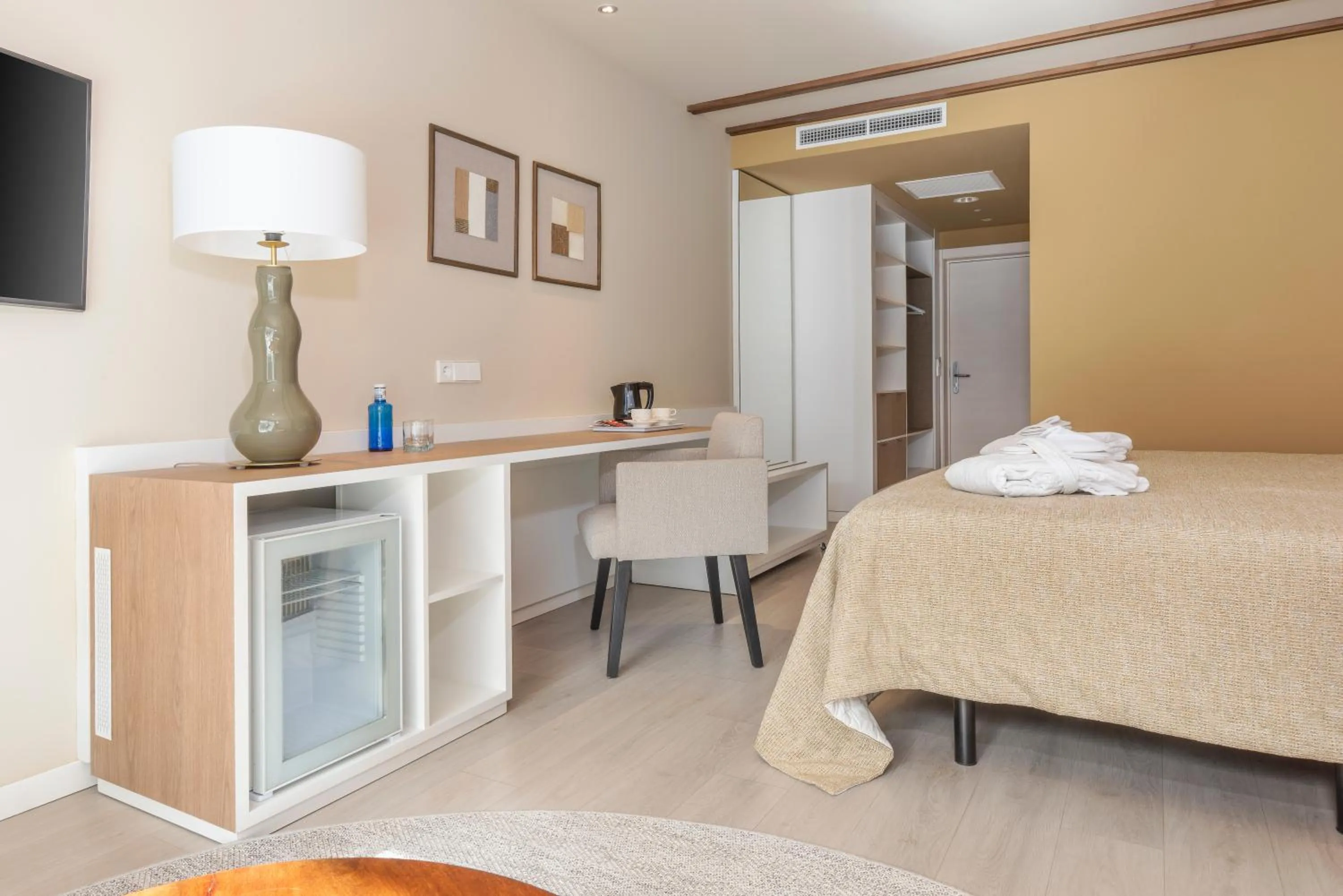 Coffee/tea facilities, Bed in Hotel Aubamar Bali