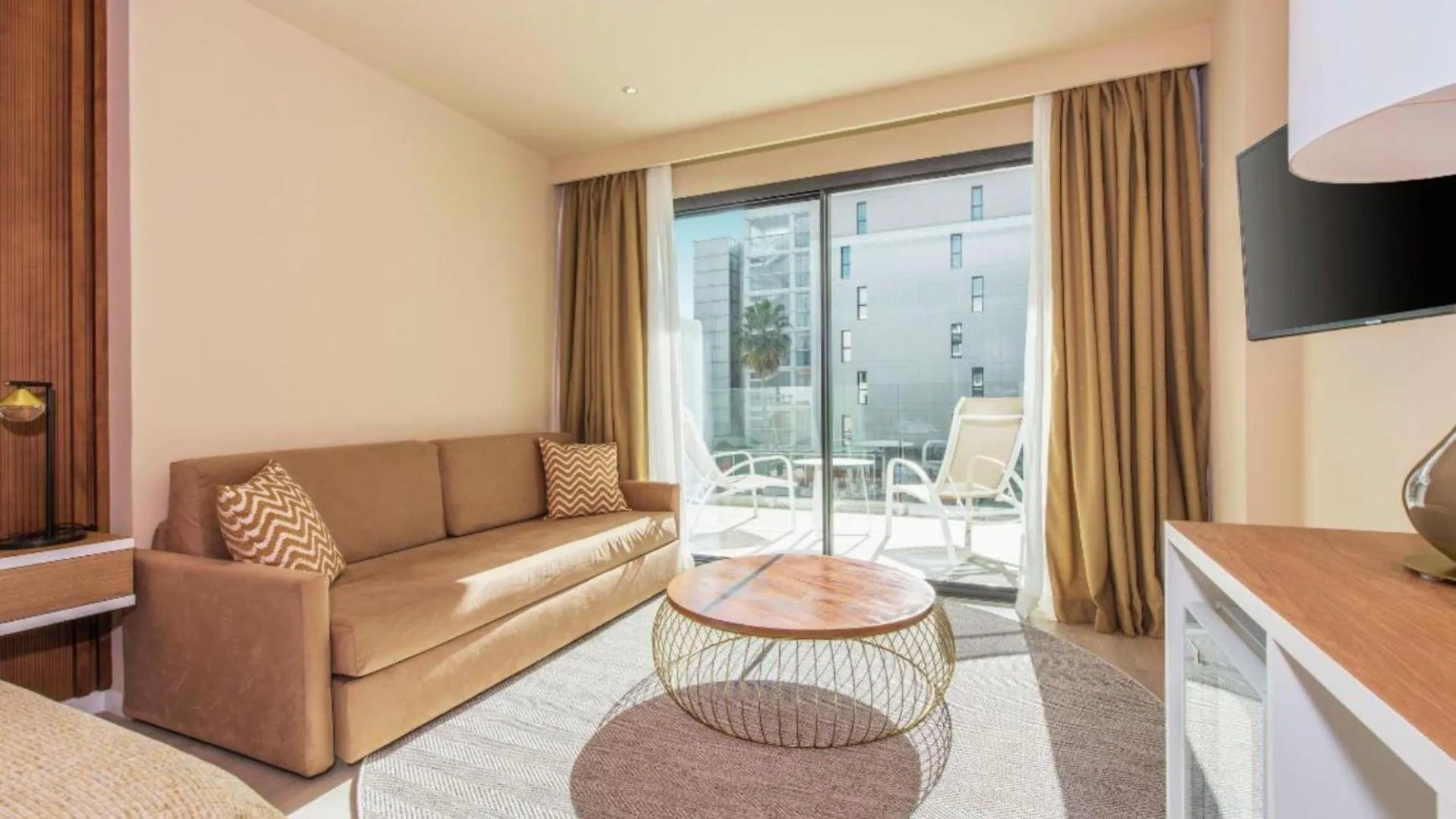 TV and multimedia in Hotel Aubamar Bali