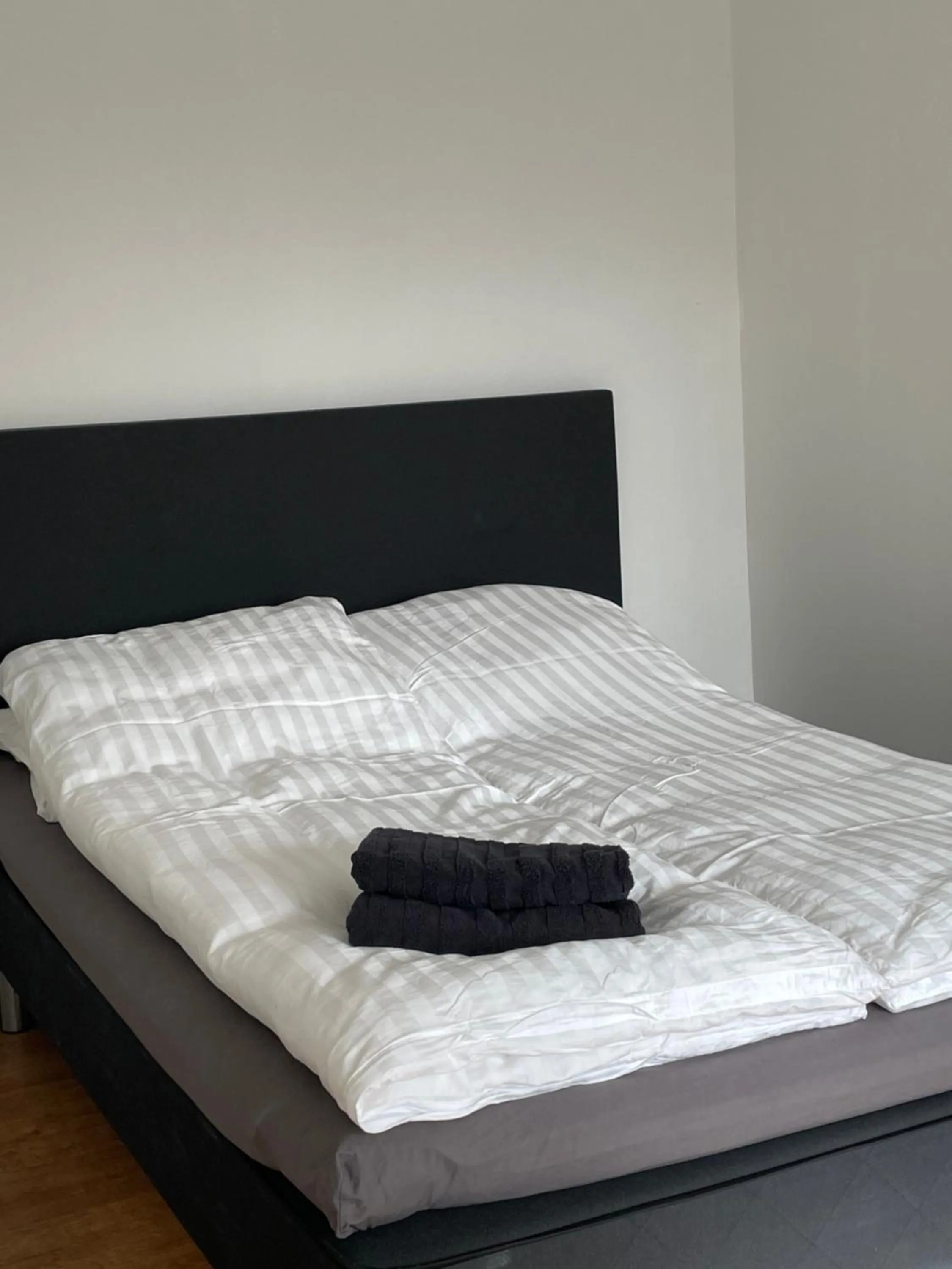 Bedroom, Bed in Surfers Paradise Apartments