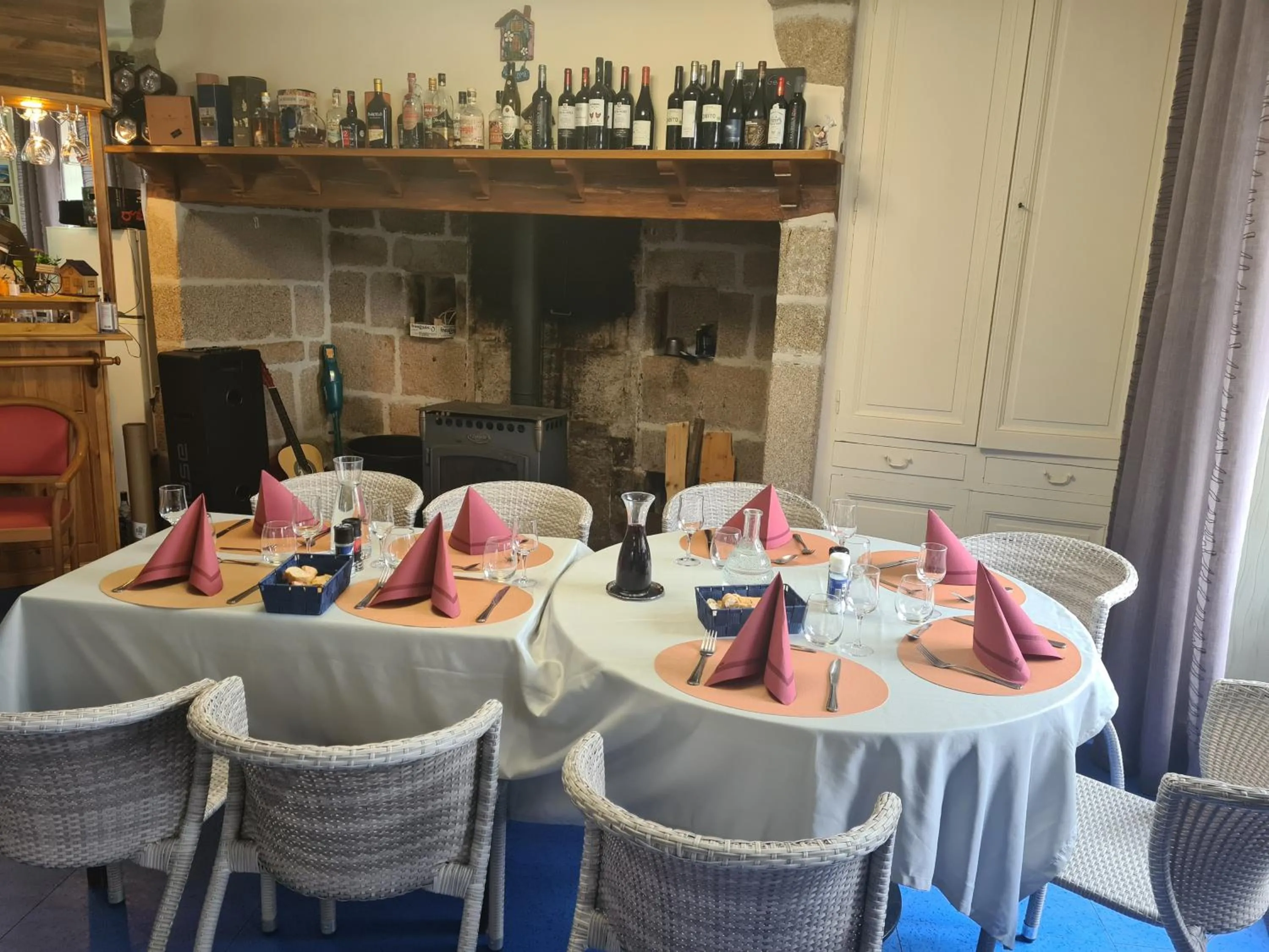 Restaurant/places to eat in Hotel Saint julien aux bois
