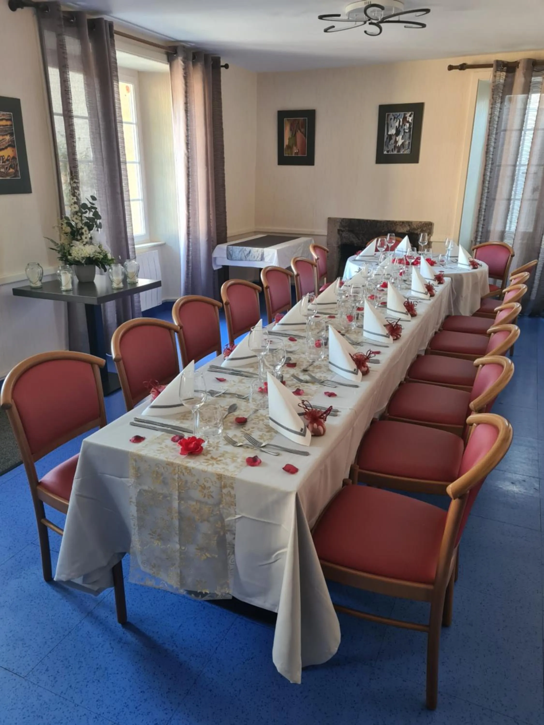 Restaurant/places to eat in Hotel Saint julien aux bois