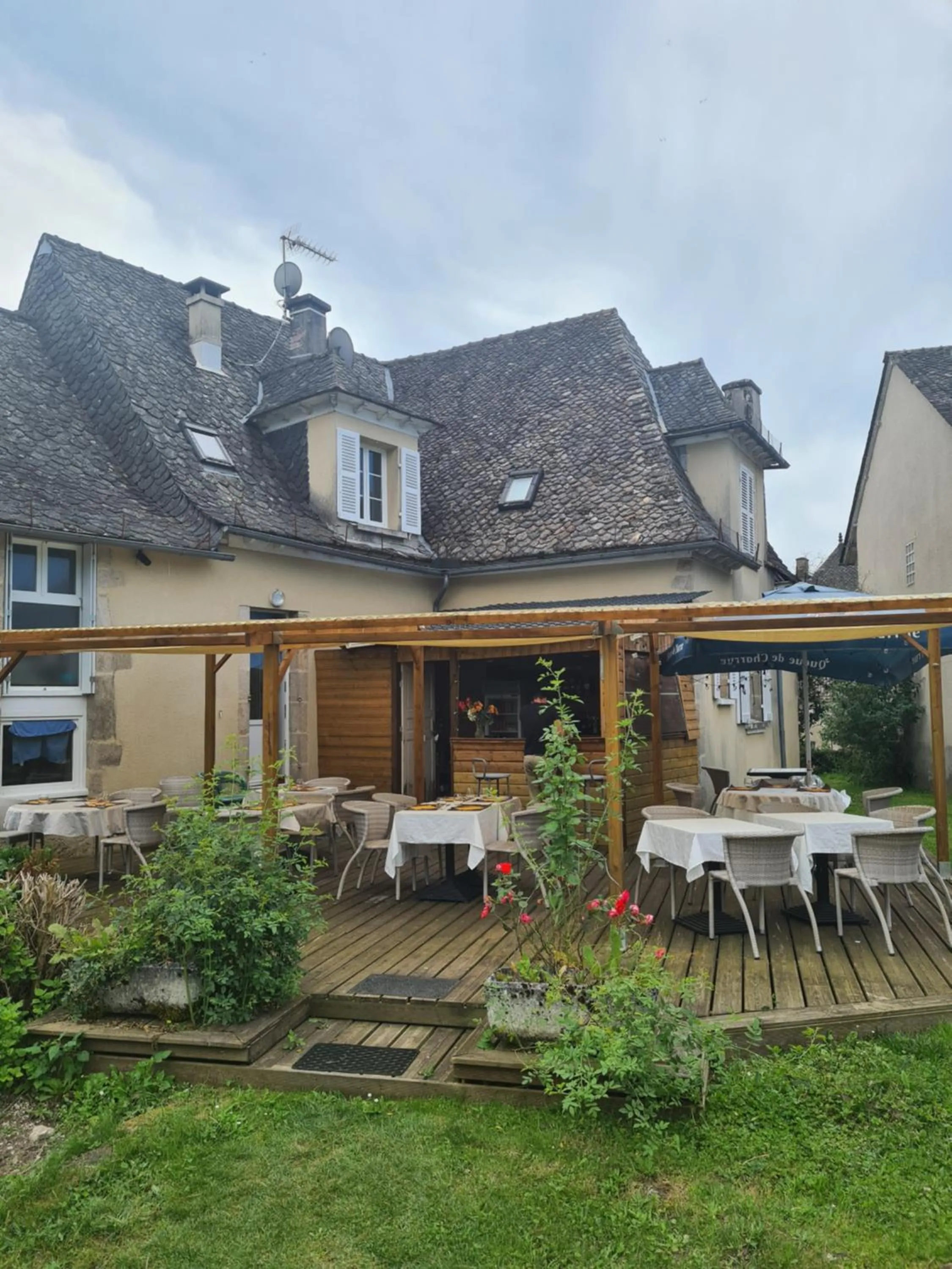 Patio in Hotel Saint julien aux bois