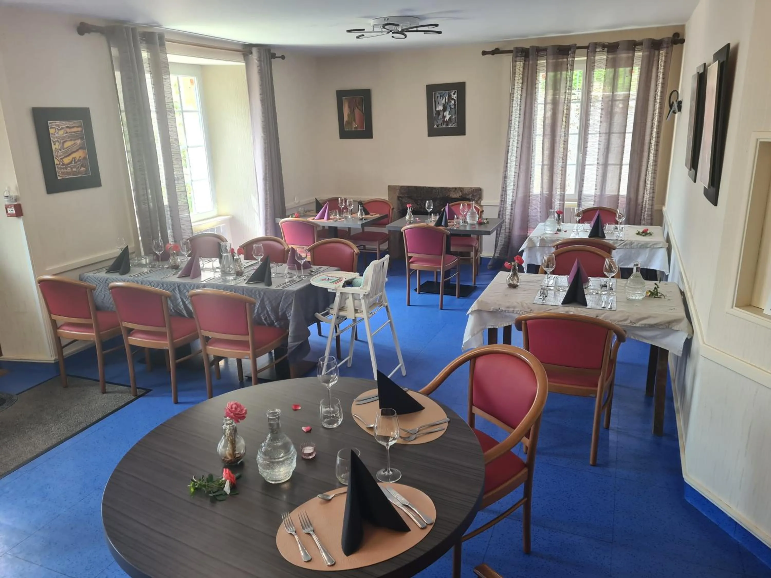 Restaurant/places to eat in Hotel Saint julien aux bois