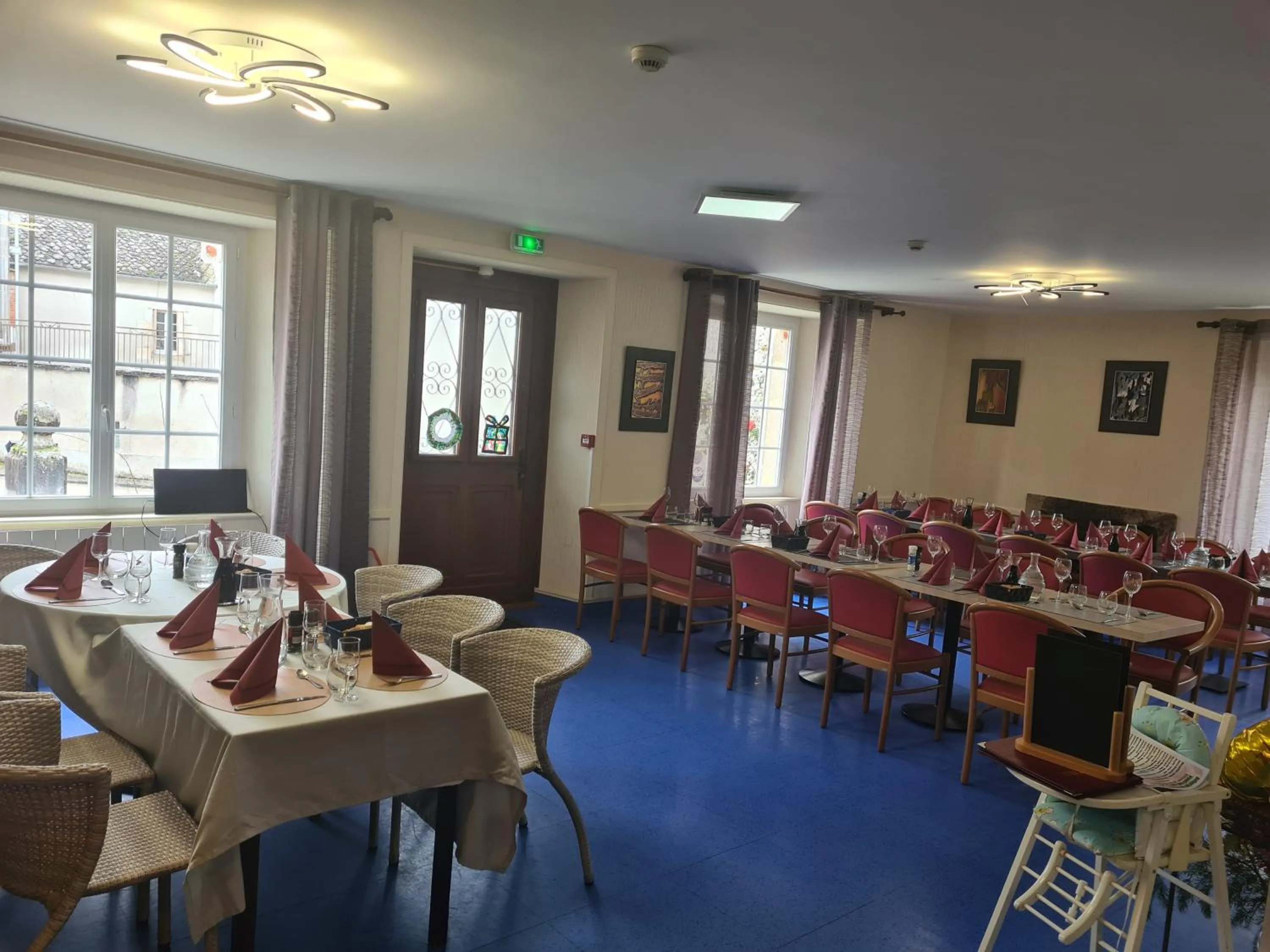 Restaurant/places to eat in Hotel Saint julien aux bois