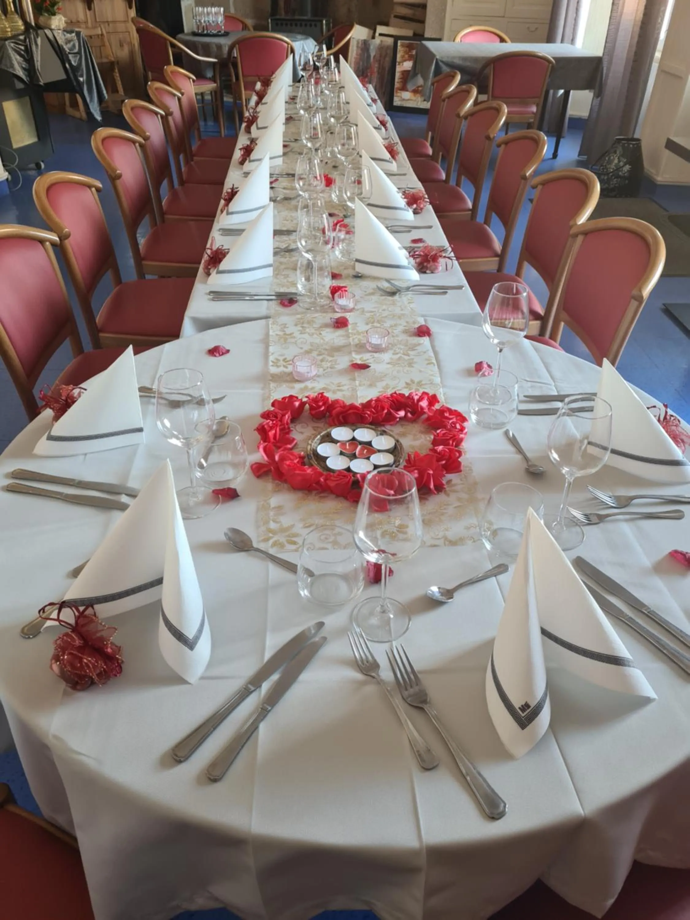 Restaurant/places to eat in Hotel Saint julien aux bois