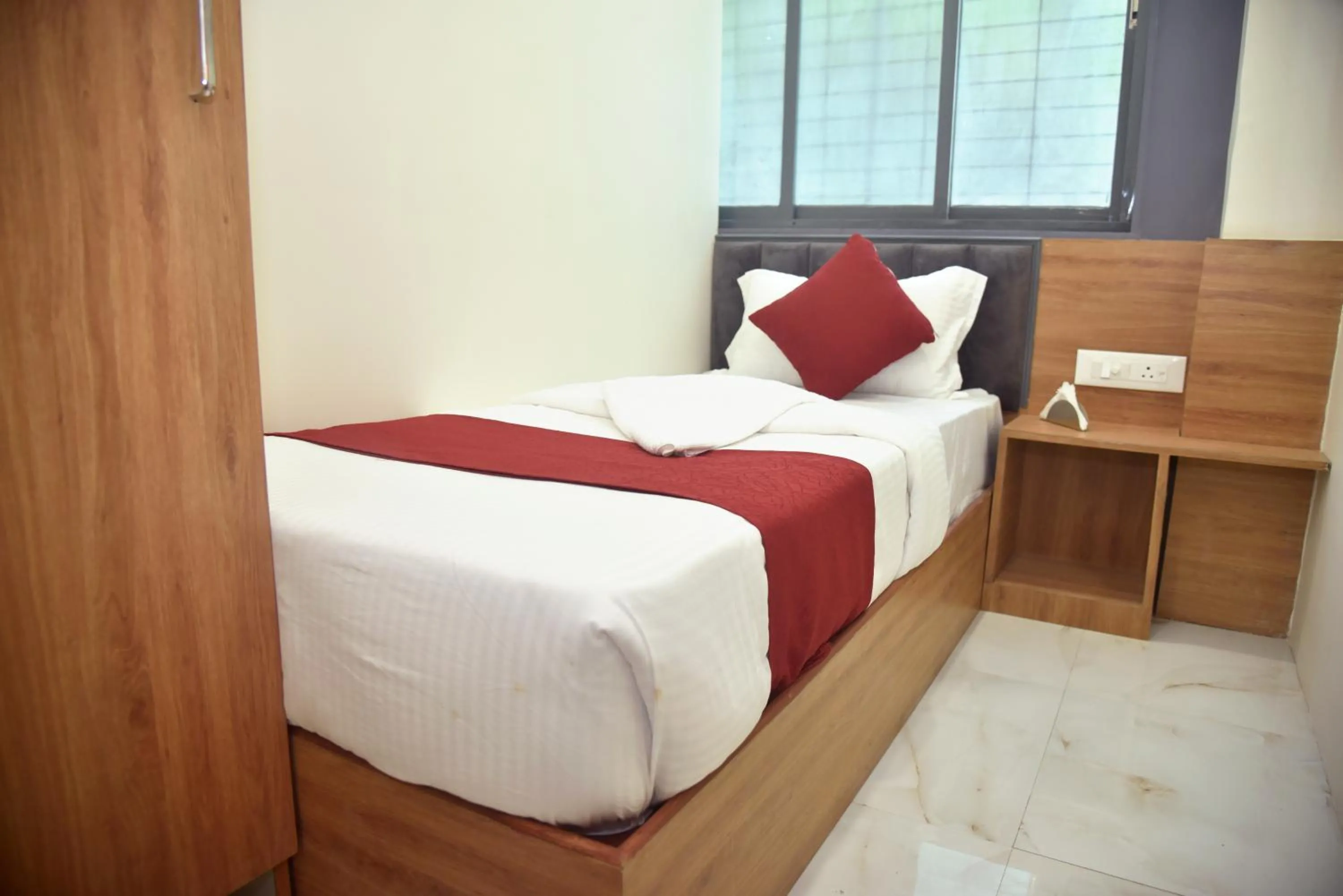 Vogue Cabin Stay Near NESCO Bombay Exhibition Centre