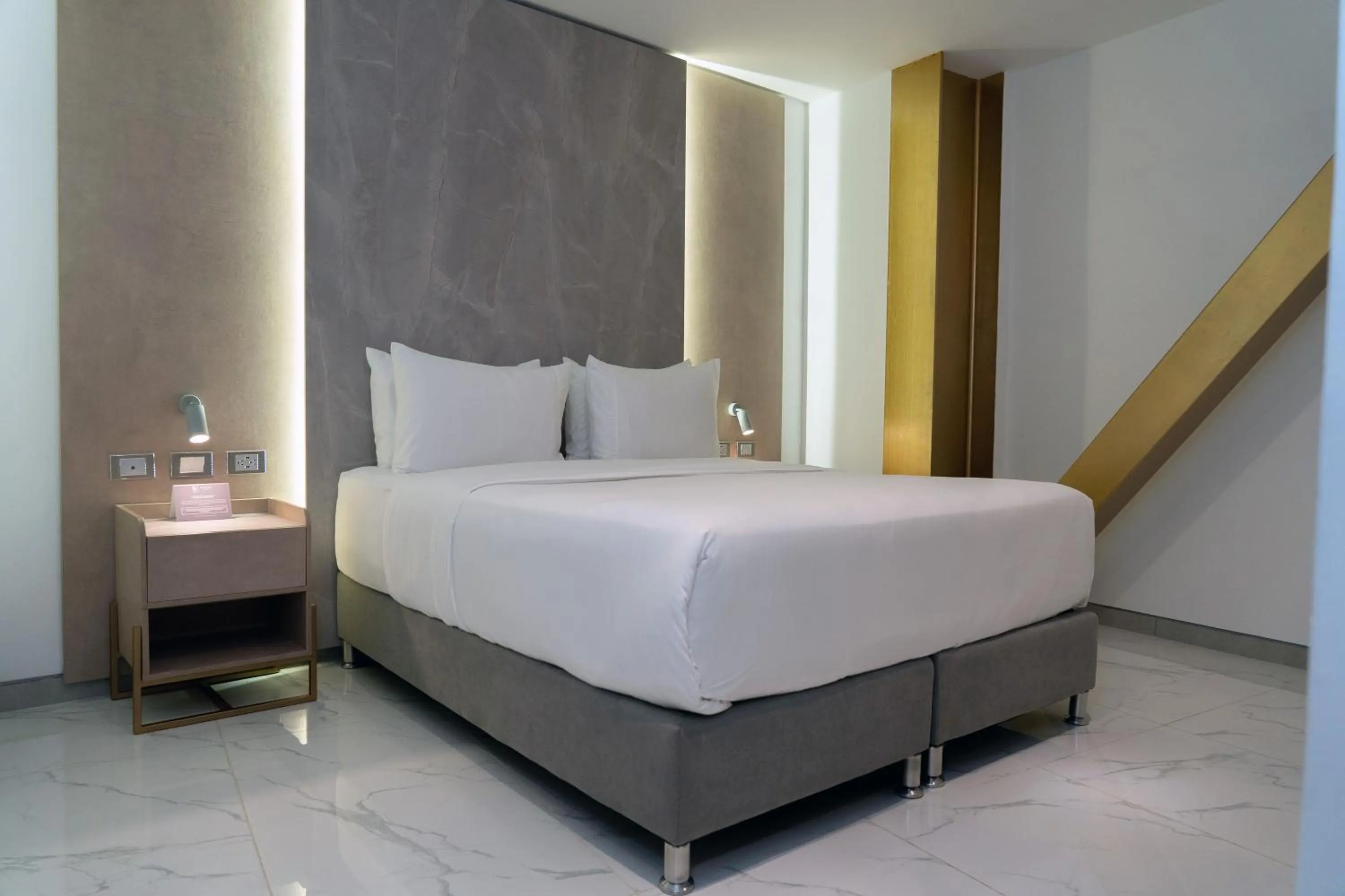 Photo of the whole room, Bed in Delamar Hotel