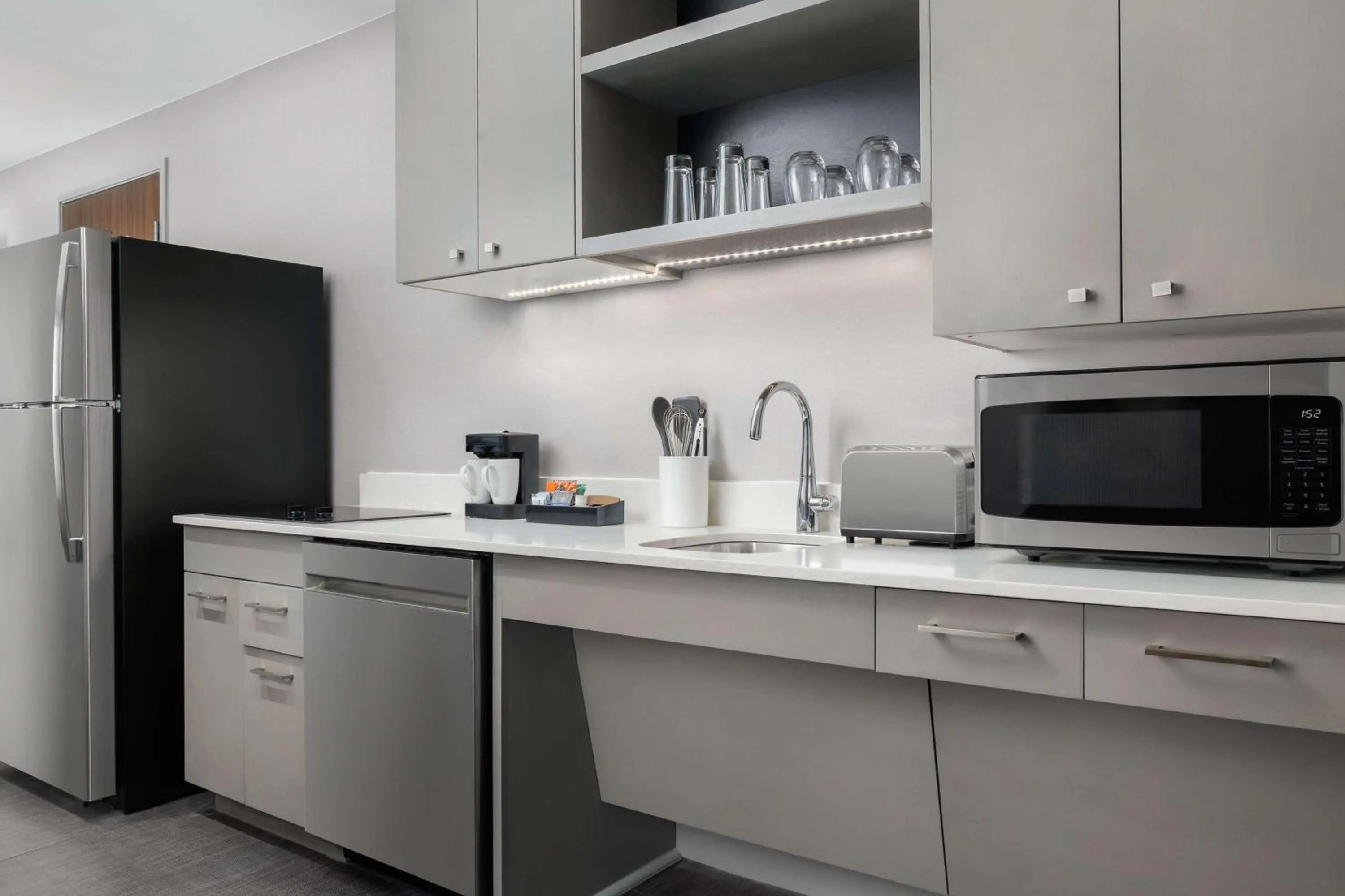 Kitchen or kitchenette in Homewood Suites By Hilton Newport Cincinnati