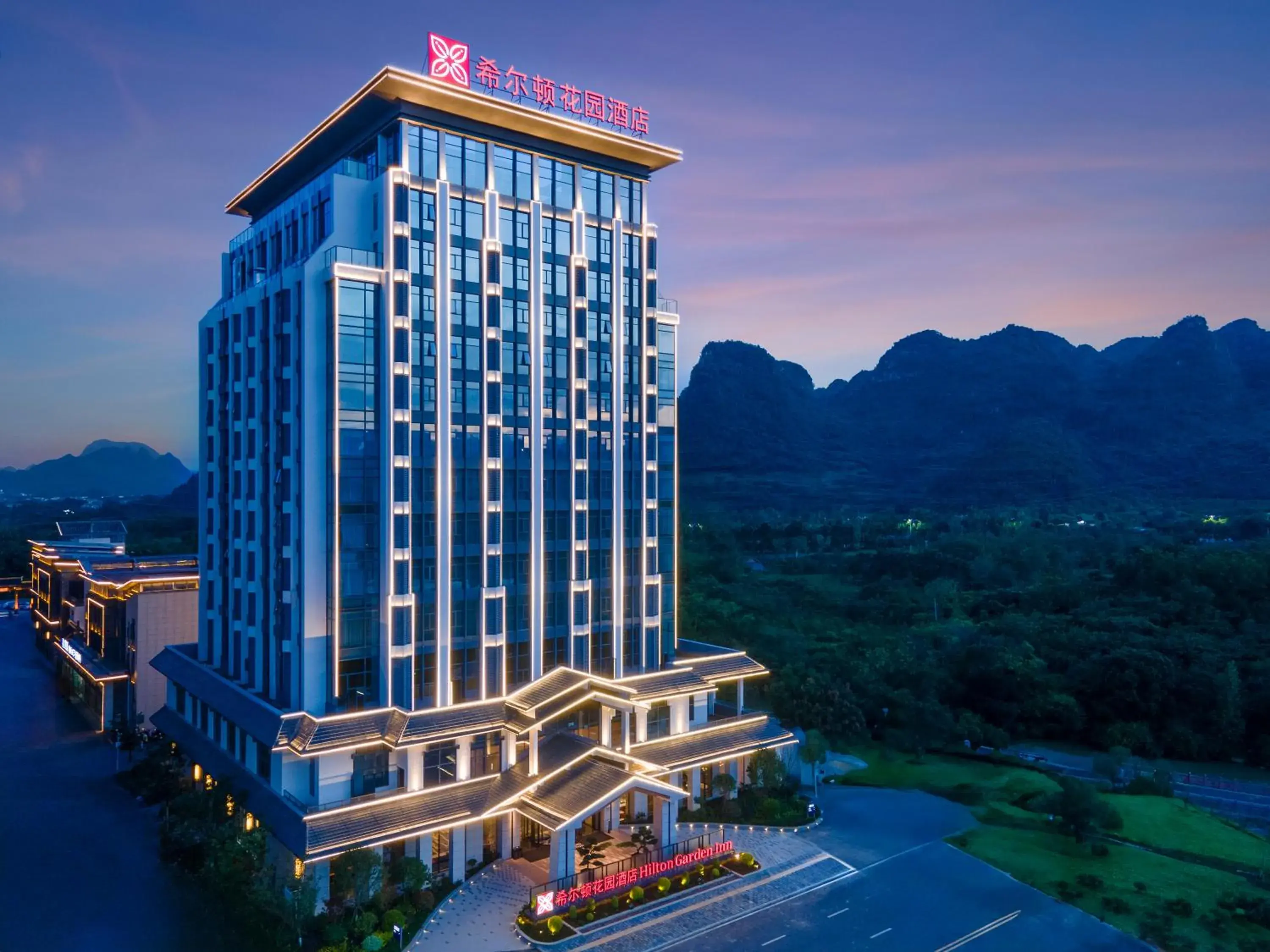 Property building in Hilton Garden Inn Xingyi Wanfenglin Property building in Hilton Garden Inn Xingyi Wanfenglin