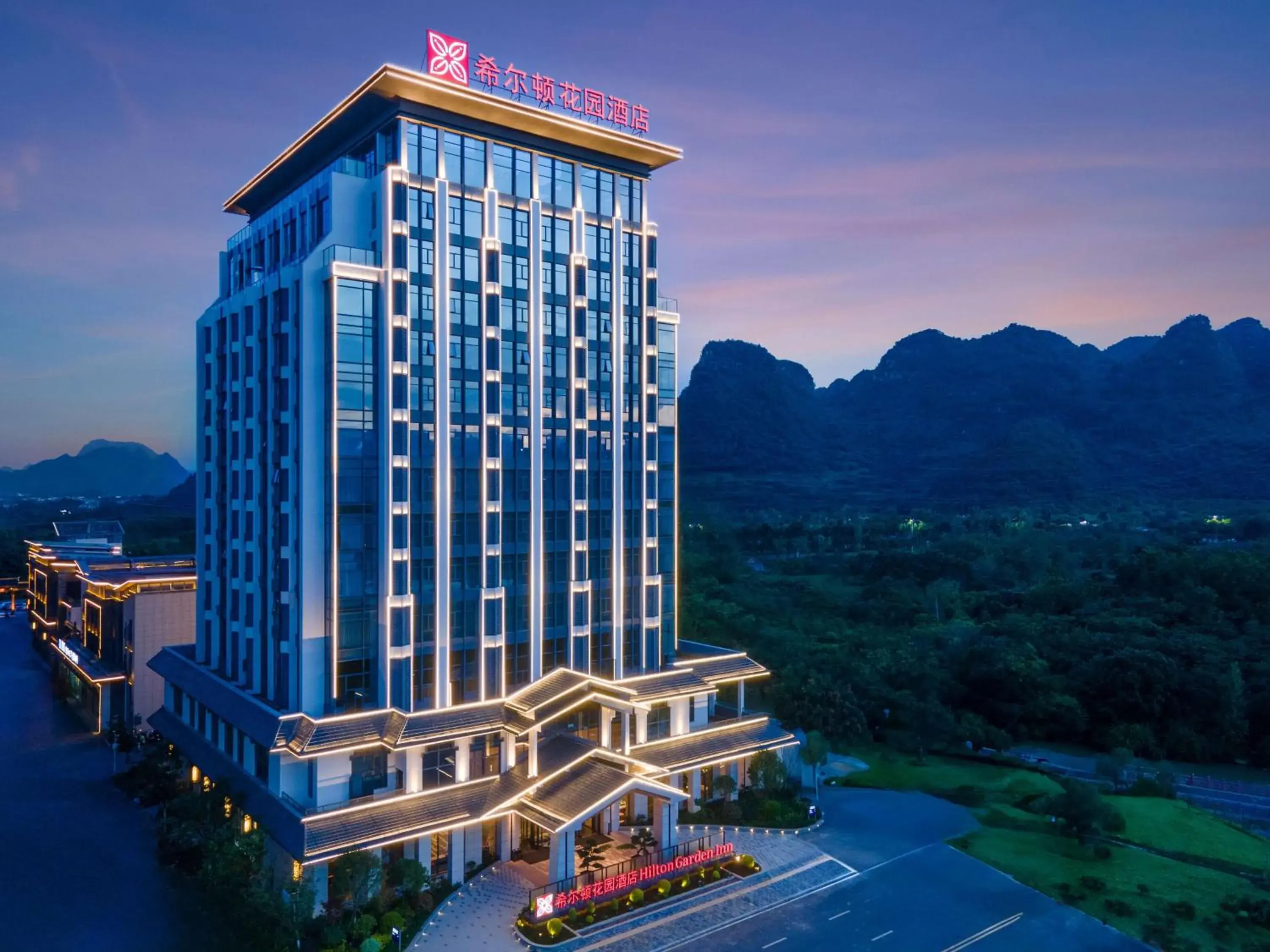 Property building in Hilton Garden Inn Xingyi Wanfenglin Property building in Hilton Garden Inn Xingyi Wanfenglin