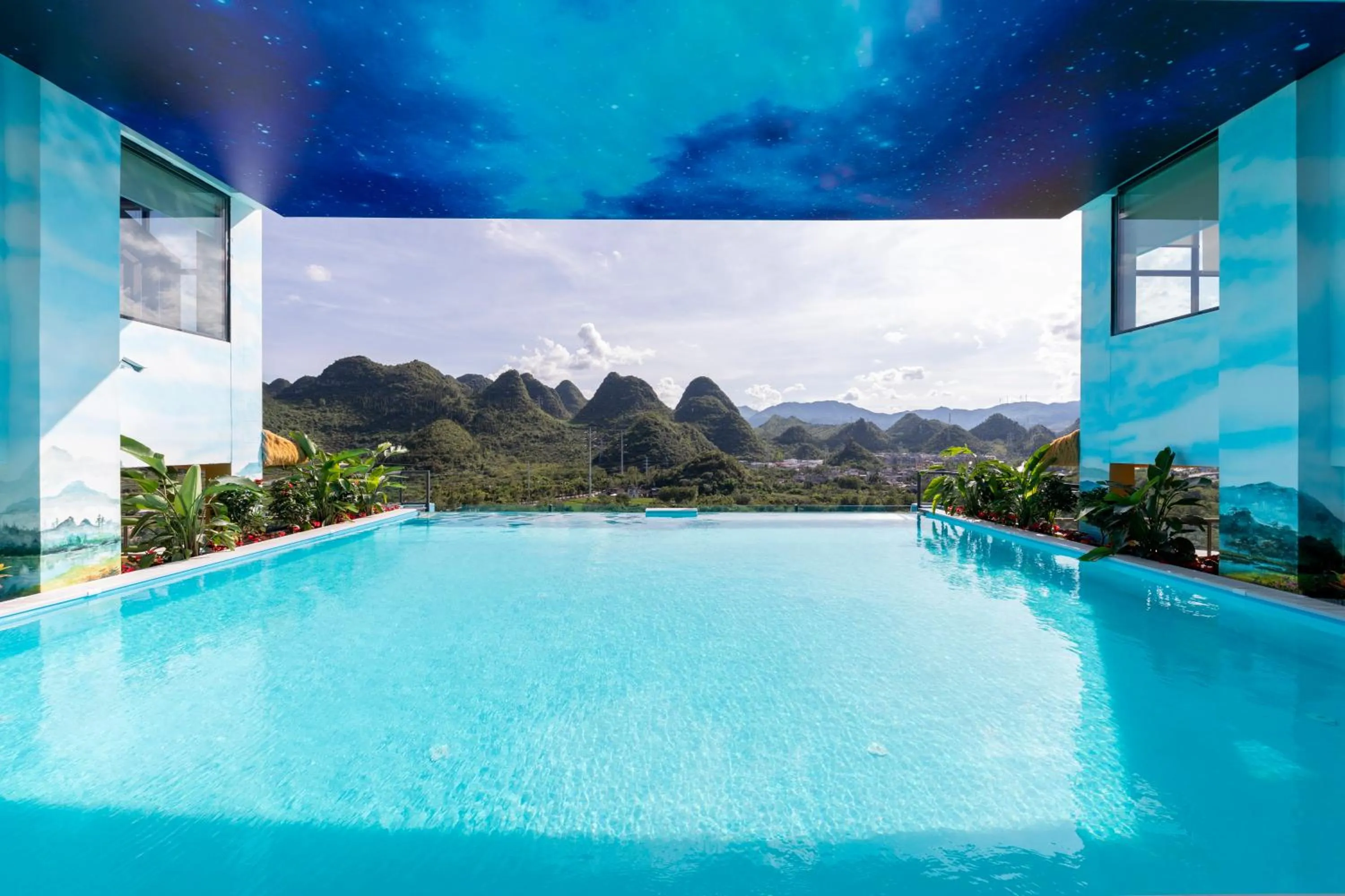 Swimming pool in Hilton Garden Inn Xingyi Wanfenglin