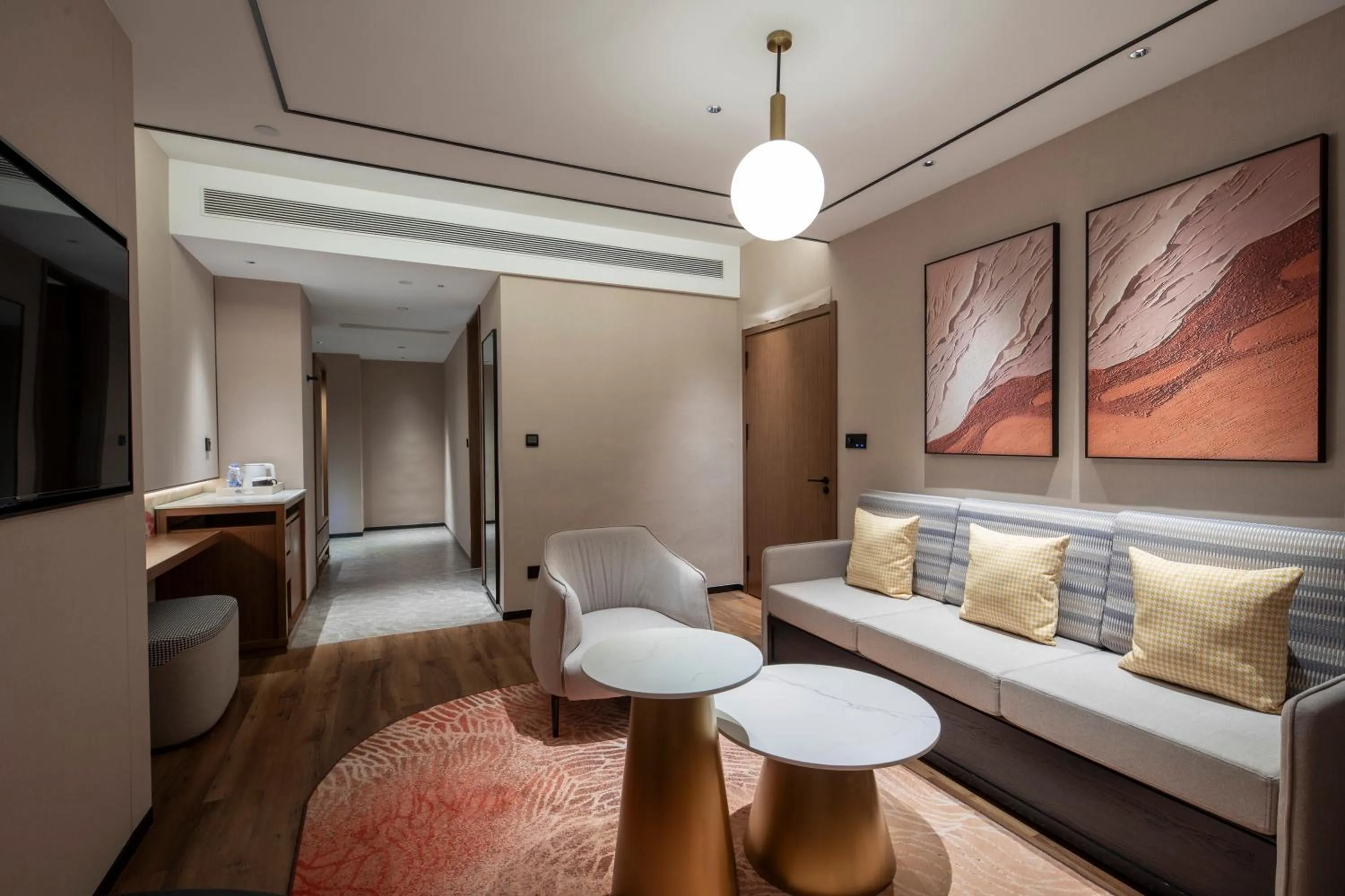 Seating area, Bed in Hilton Garden Inn Xingyi Wanfenglin