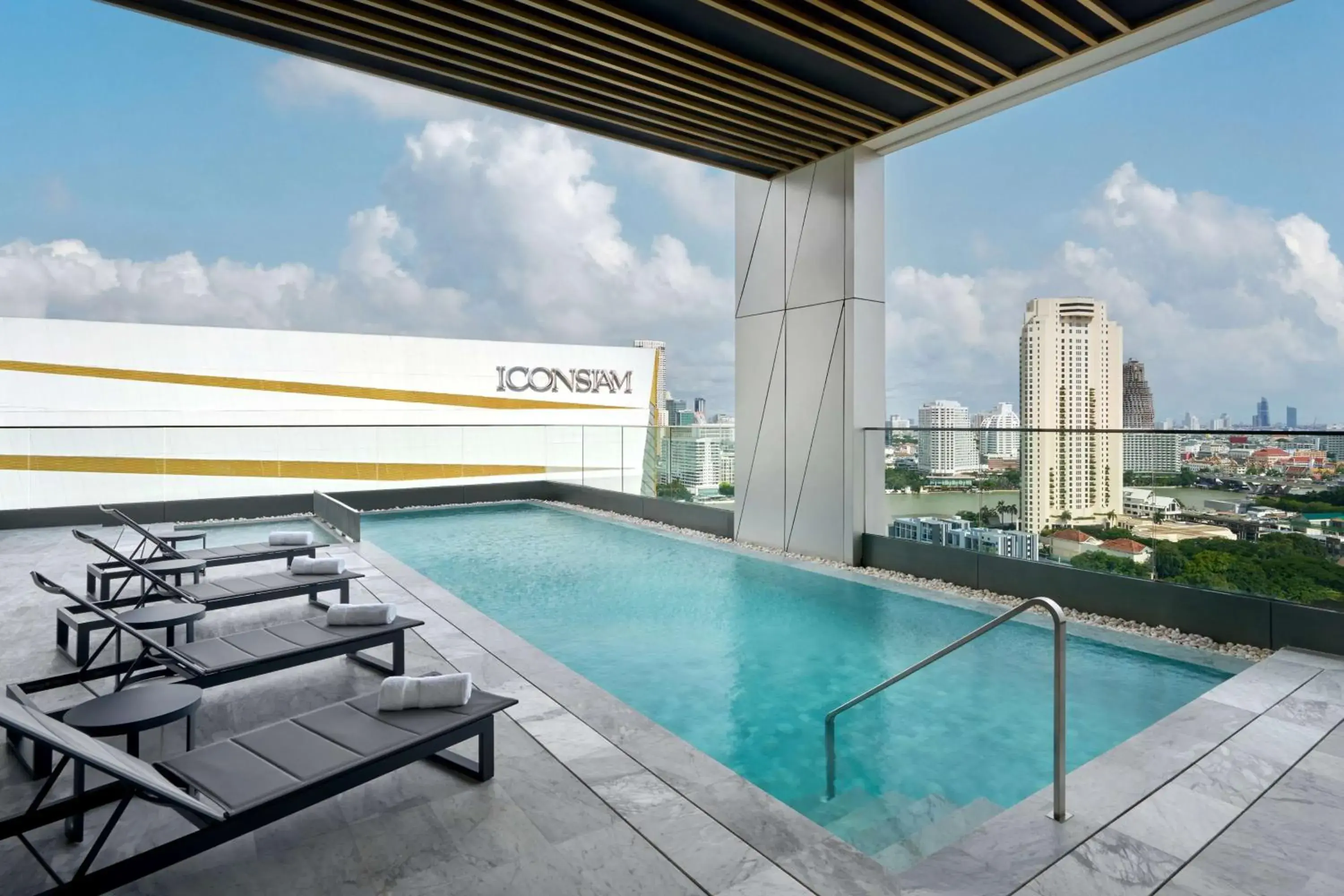 Pool view in Hilton Garden Inn Bangkok Riverside Pool view in Hilton Garden Inn Bangkok Riverside