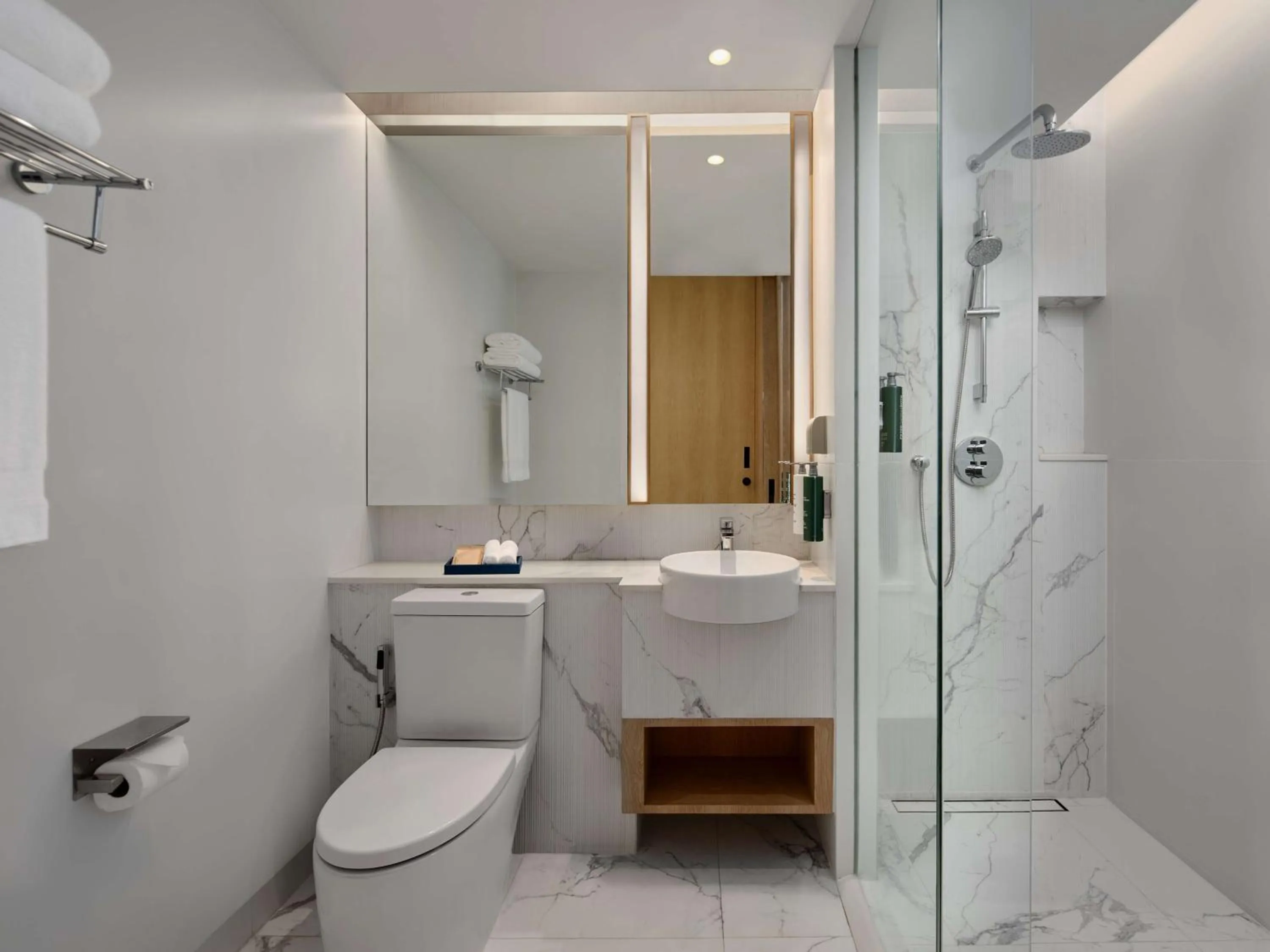 Toilet in Hilton Garden Inn Bangkok Riverside