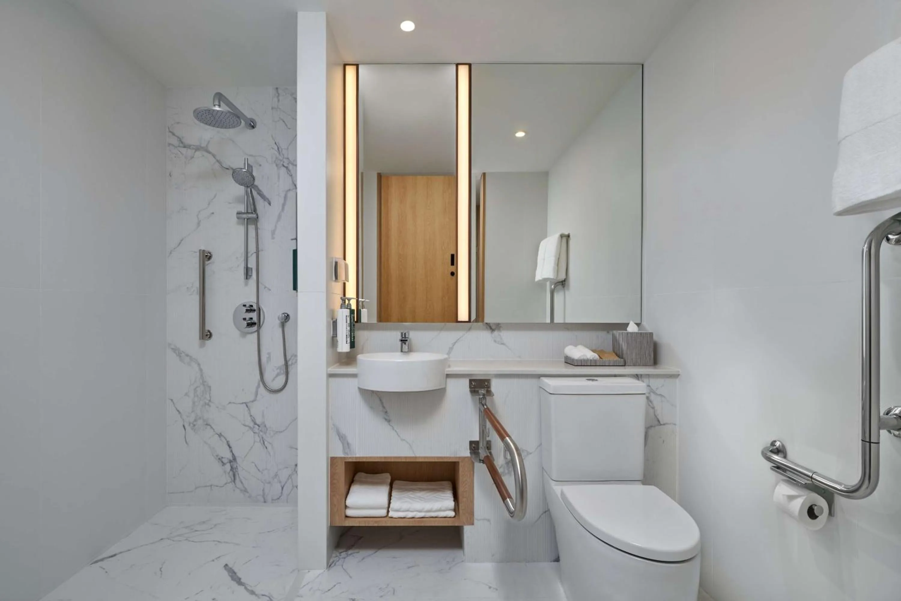 Toilet in Hilton Garden Inn Bangkok Riverside