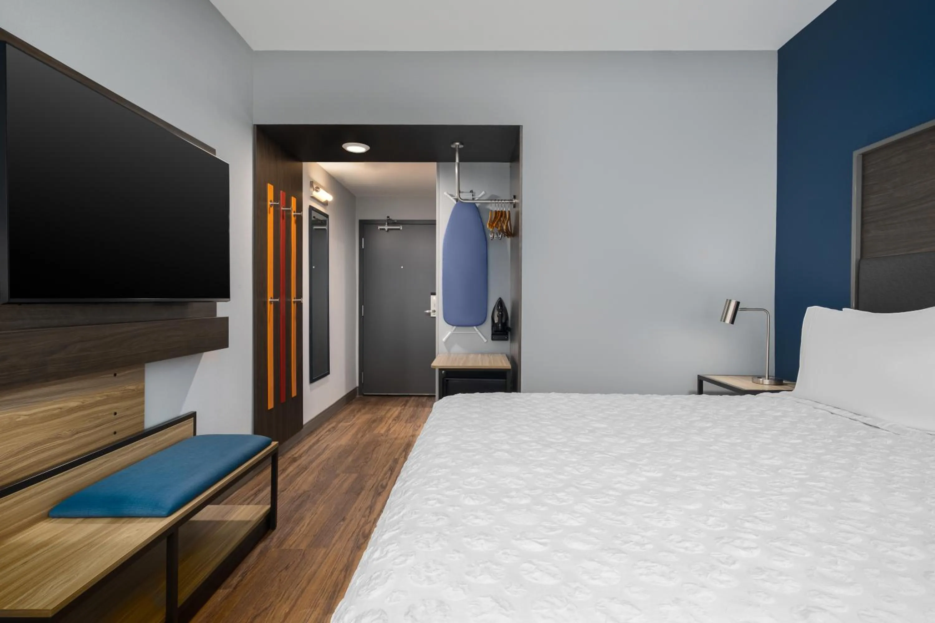 flat iron, Bed in Tru By Hilton Phoenix Midtown