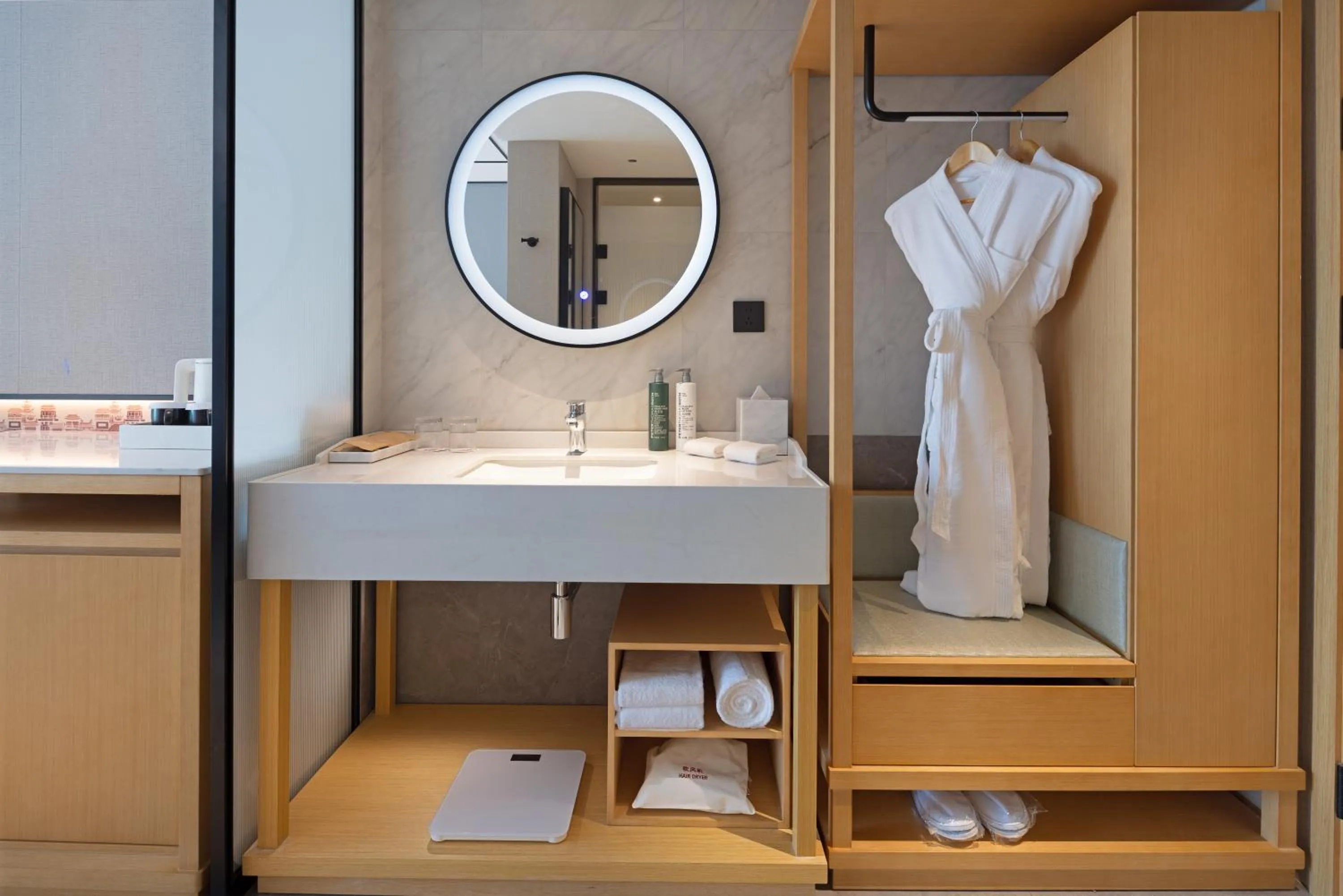 wardrobe in Hilton Garden Inn Dali Ancient City