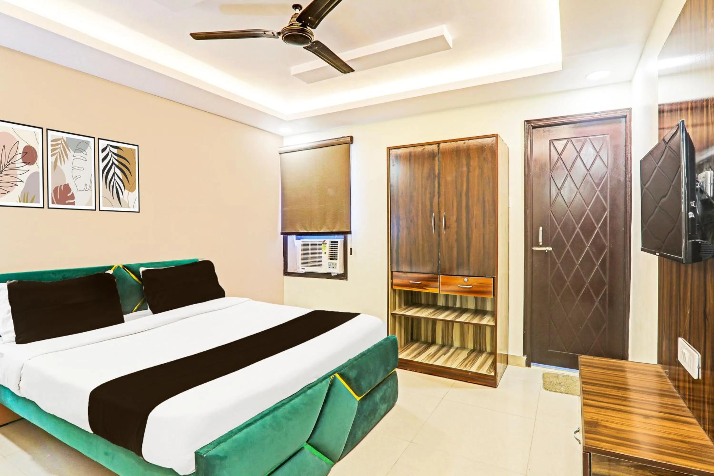 Bedroom, Bed in Super Hotel O Kathauta Jheel Malhaur Gomti Nagar