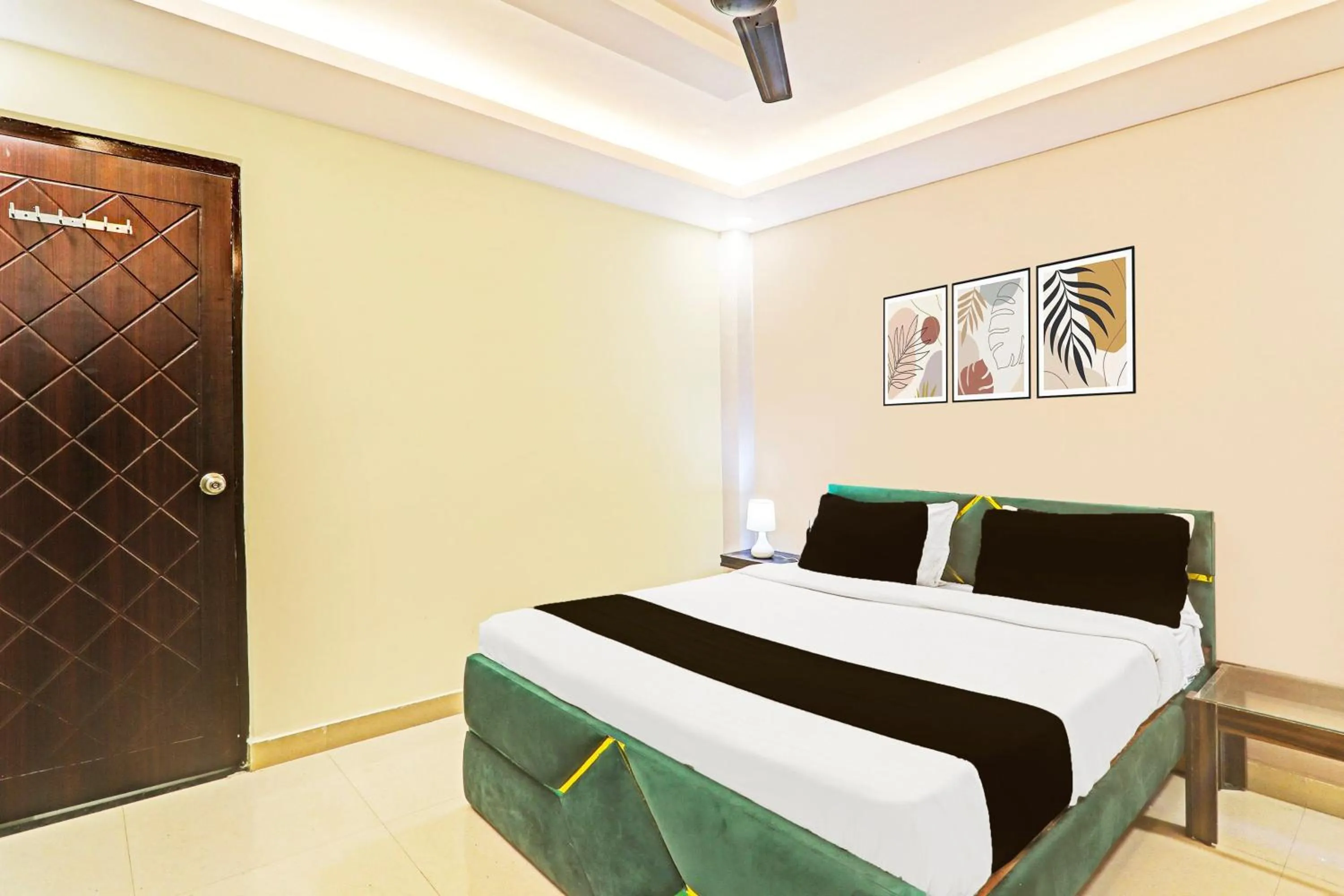 Bedroom, Bed in Super Hotel O Kathauta Jheel Malhaur Gomti Nagar