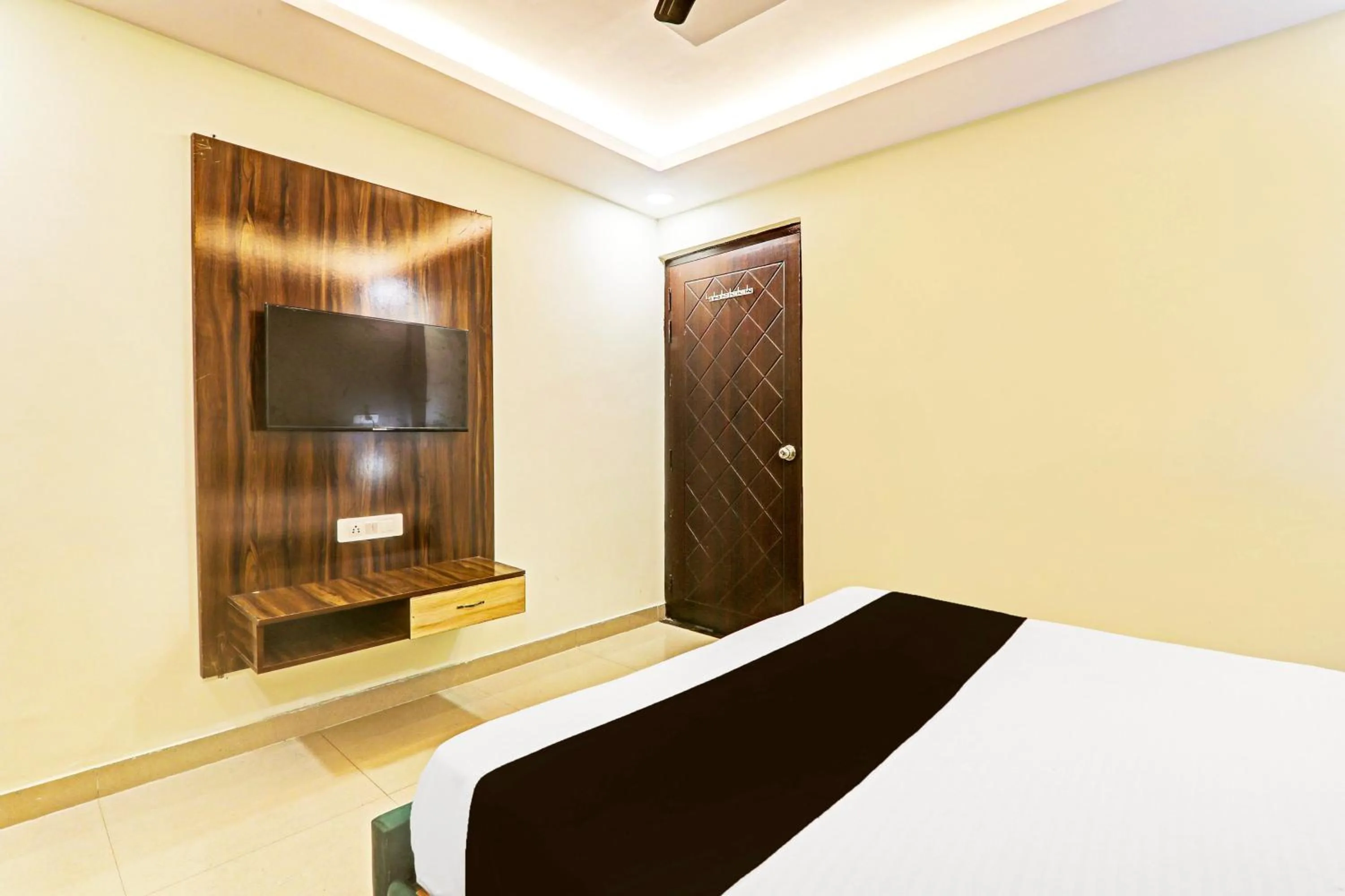 Bedroom, Bed in Super Hotel O Kathauta Jheel Malhaur Gomti Nagar