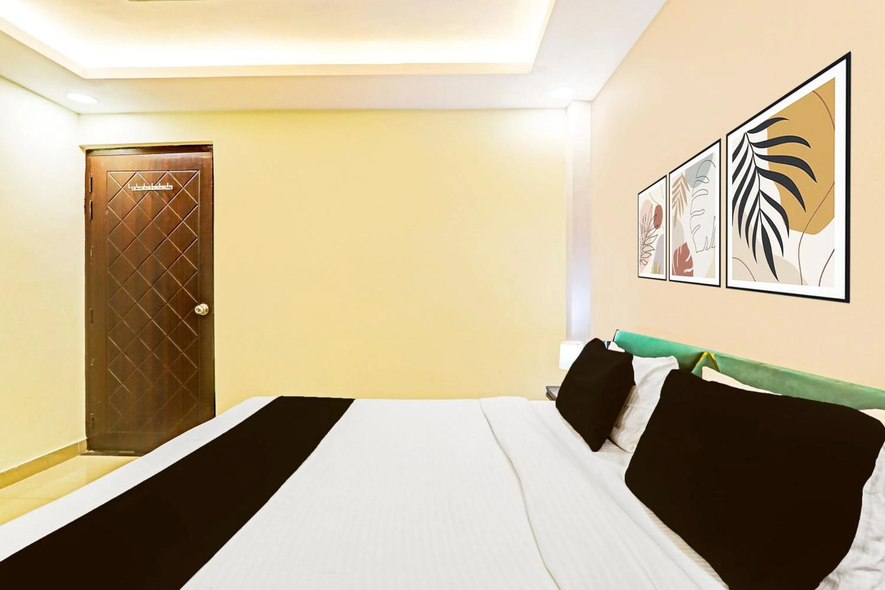Bedroom, Bed in Super Hotel O Kathauta Jheel Malhaur Gomti Nagar