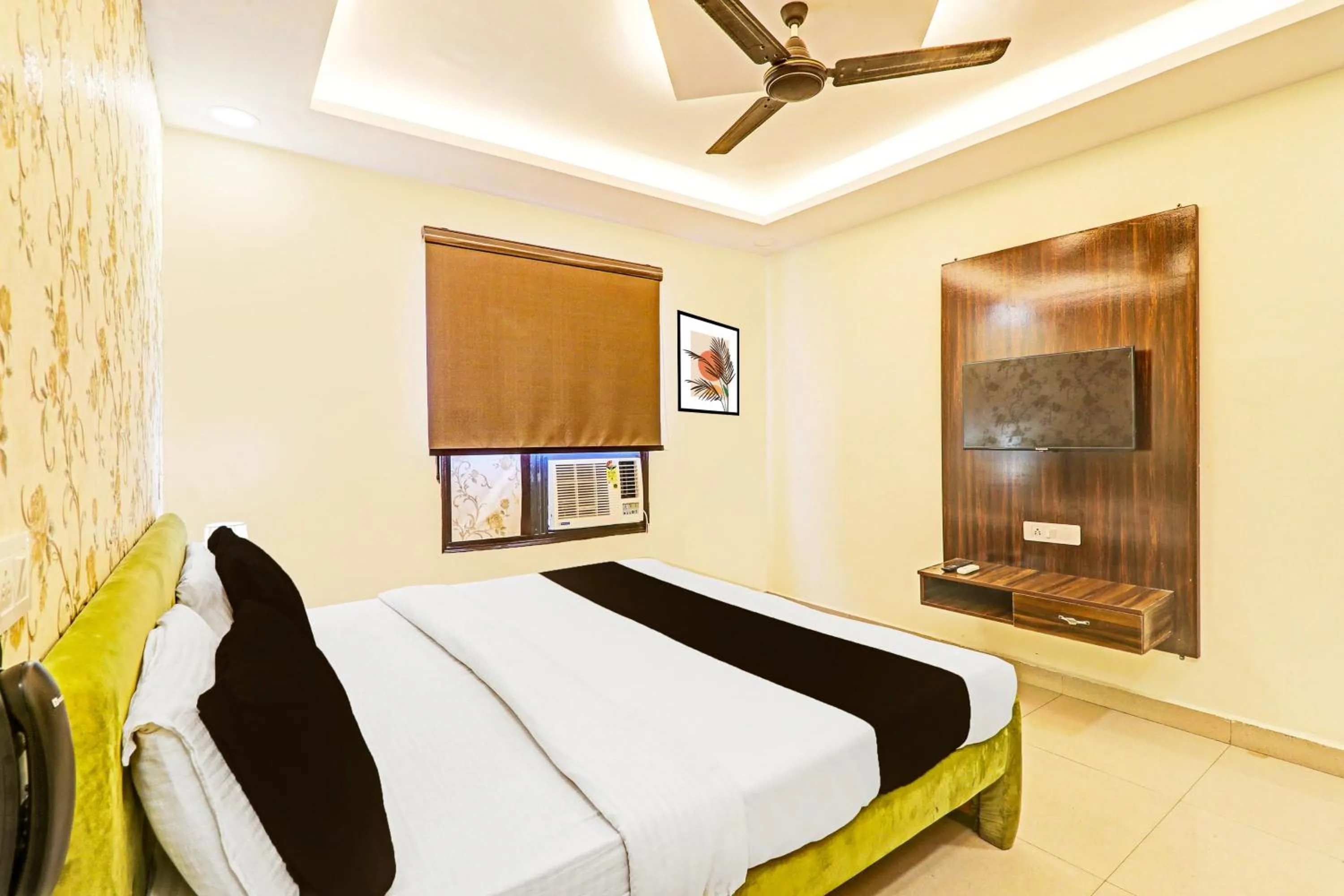 Bedroom, Bed in Super Hotel O Kathauta Jheel Malhaur Gomti Nagar