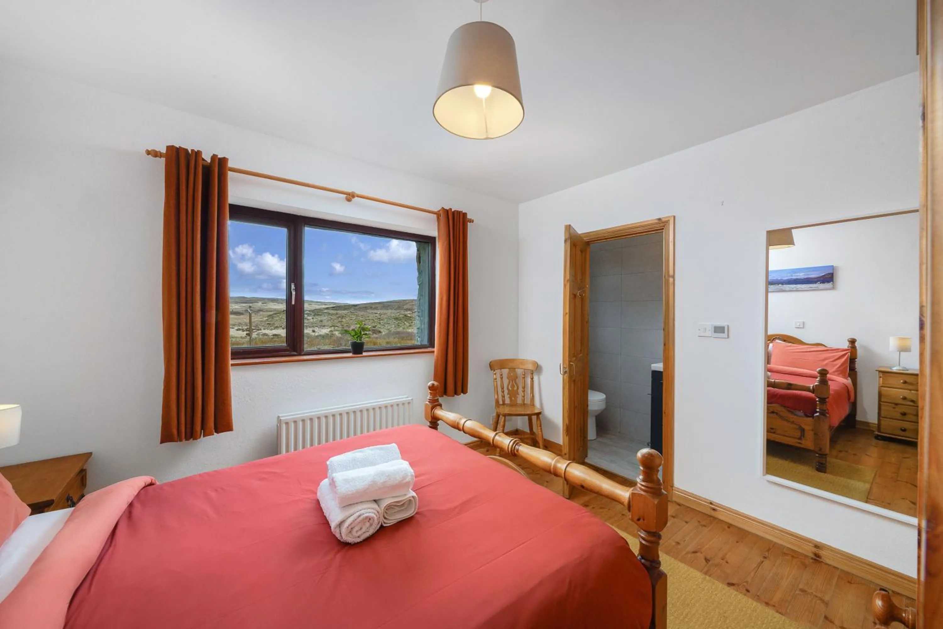 Shower, Bed in Cottage 118 - Cleggan