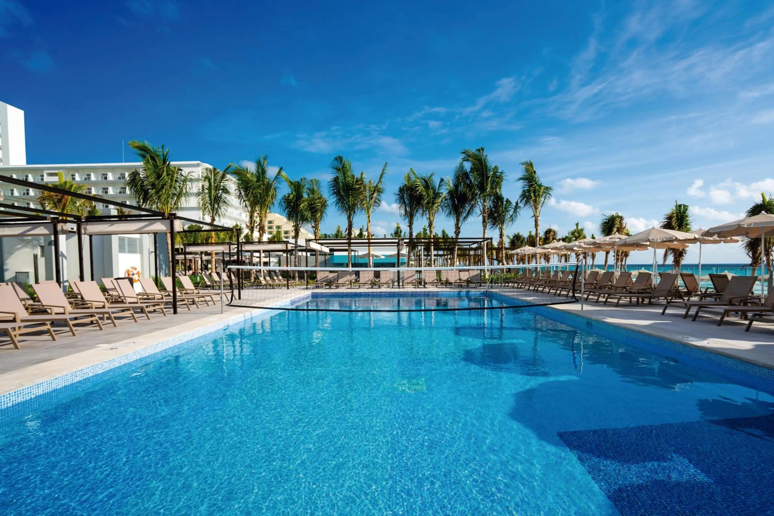 Swimming pool in Riu Palace Kukulkan - Adults Only - All Inclusive