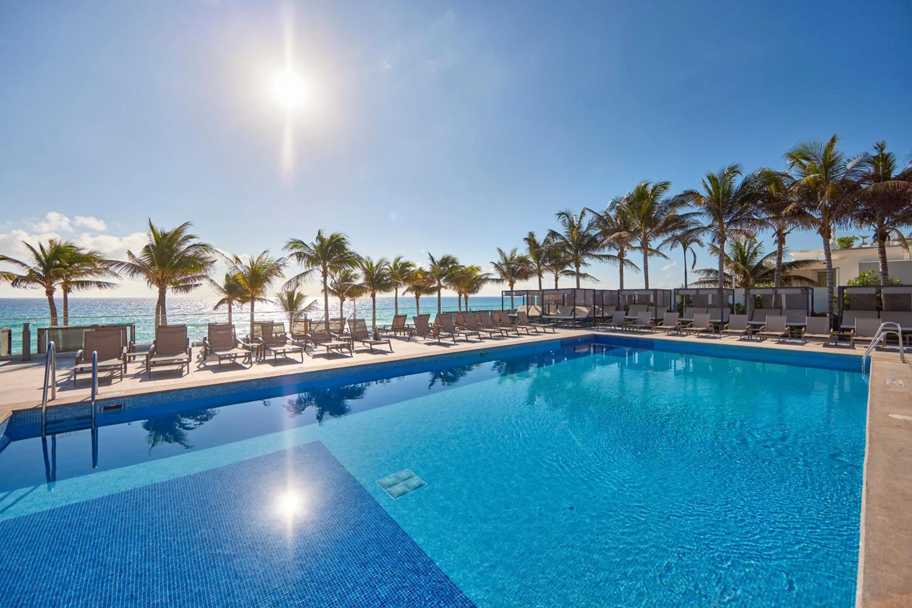 Swimming pool in Riu Palace Kukulkan - Adults Only - All Inclusive
