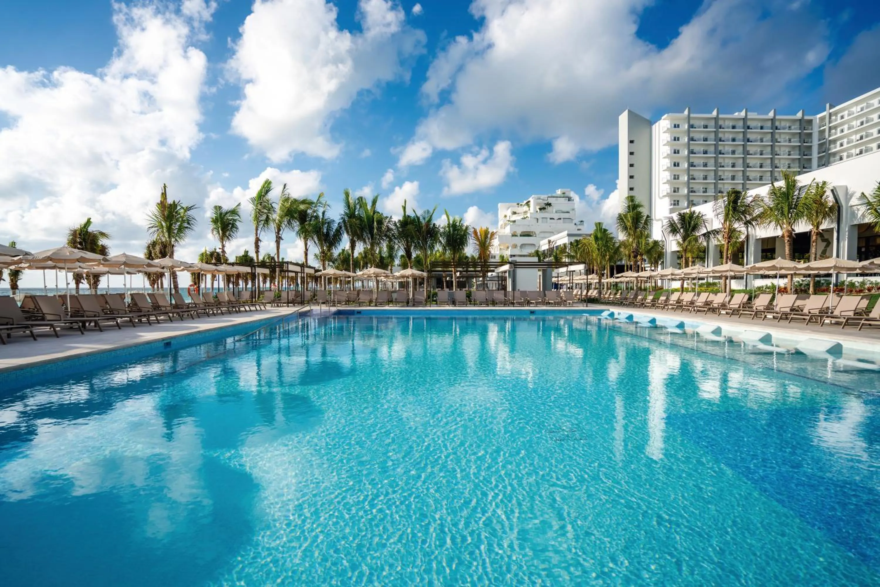 Swimming pool in Riu Palace Kukulkan - Adults Only - All Inclusive