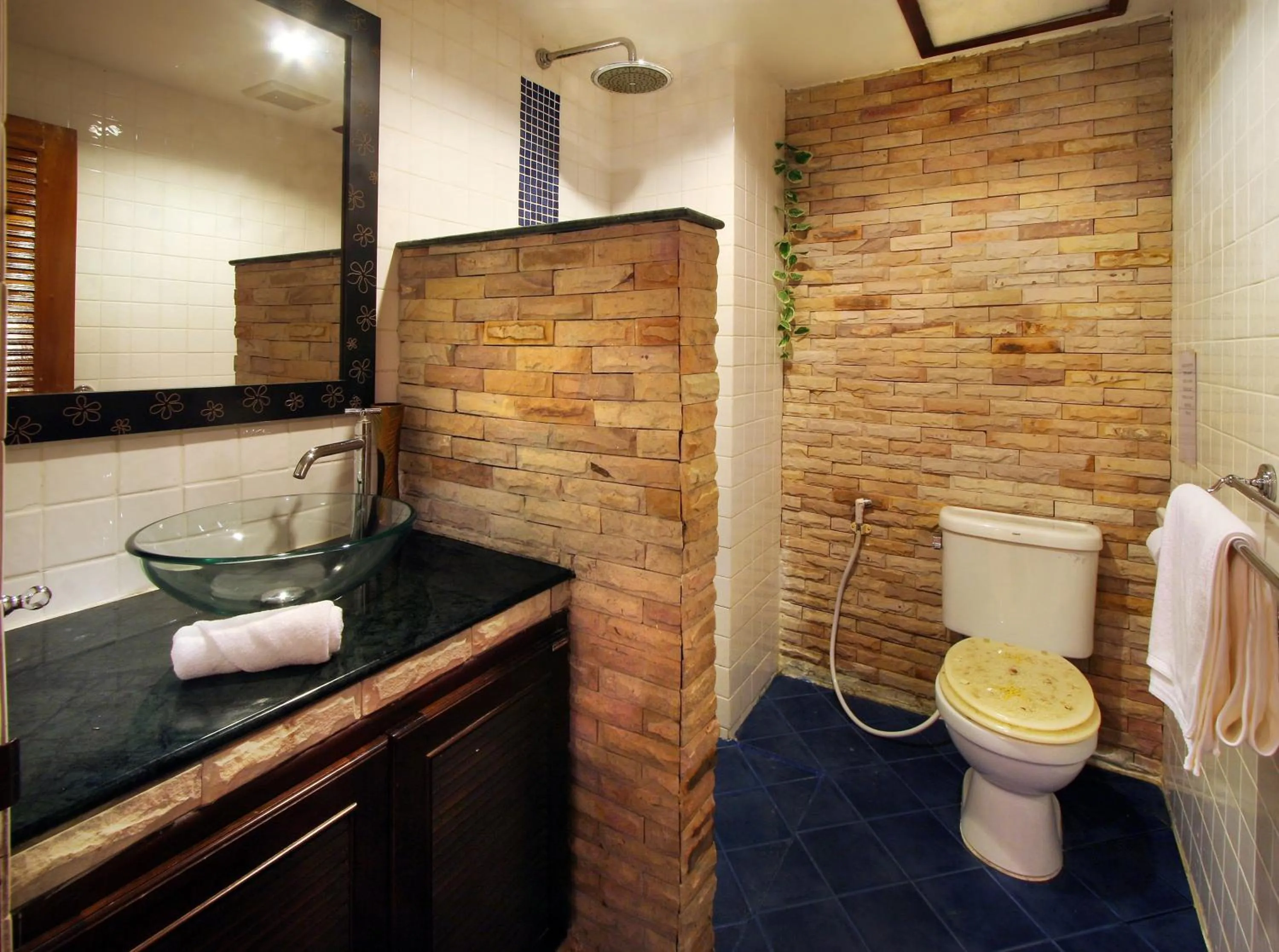 Bathroom in Karon Pool Hotel