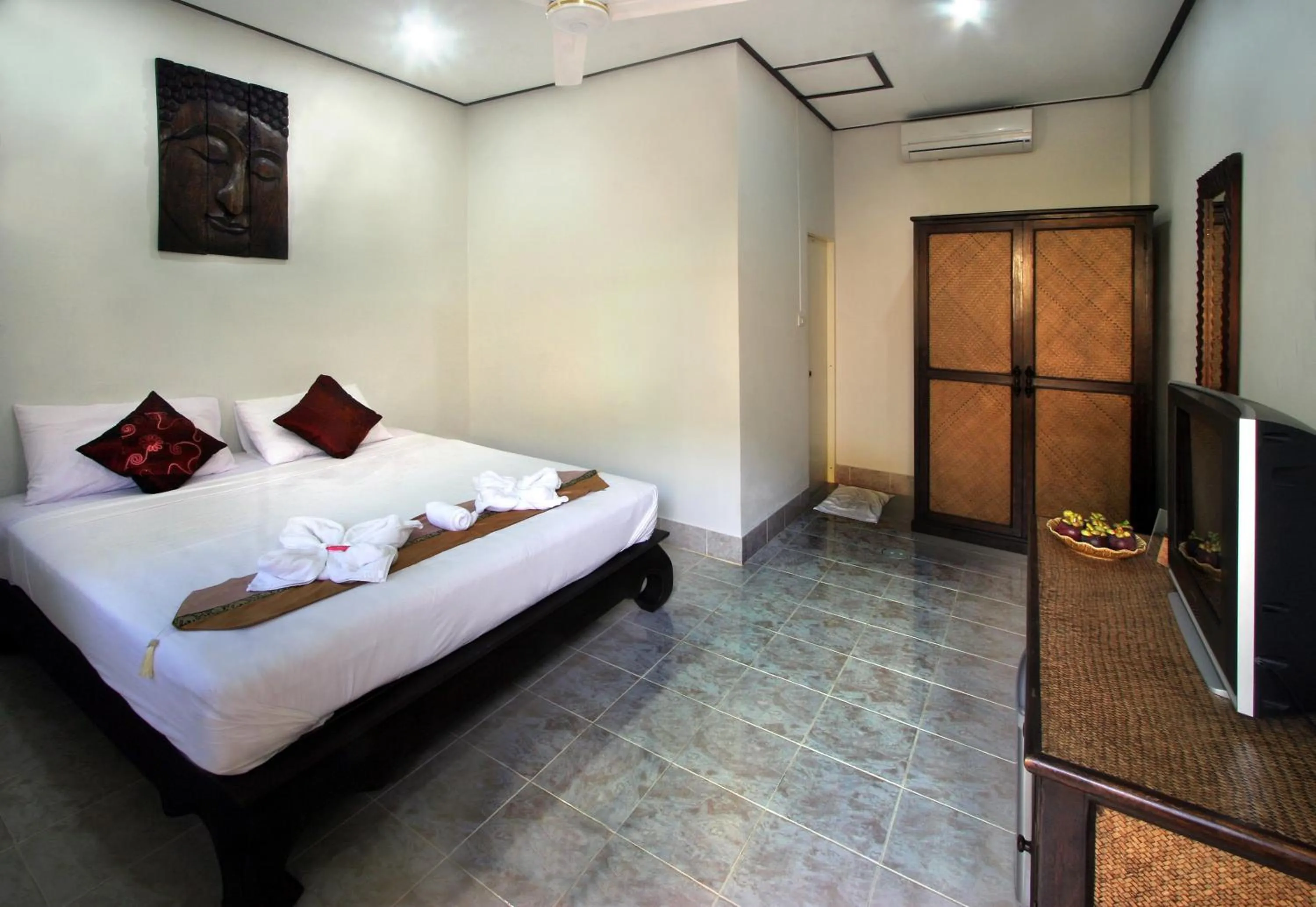 Bedroom, Bed in Karon Pool Hotel