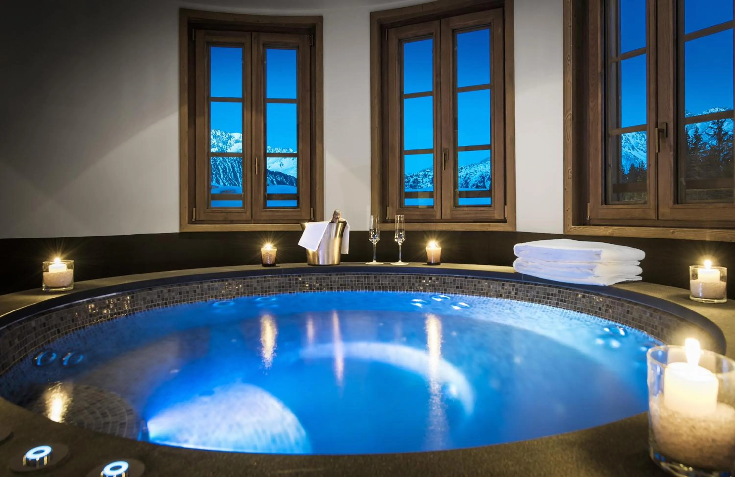 Swimming pool in Apogée Courchevel, Oetker Hotels