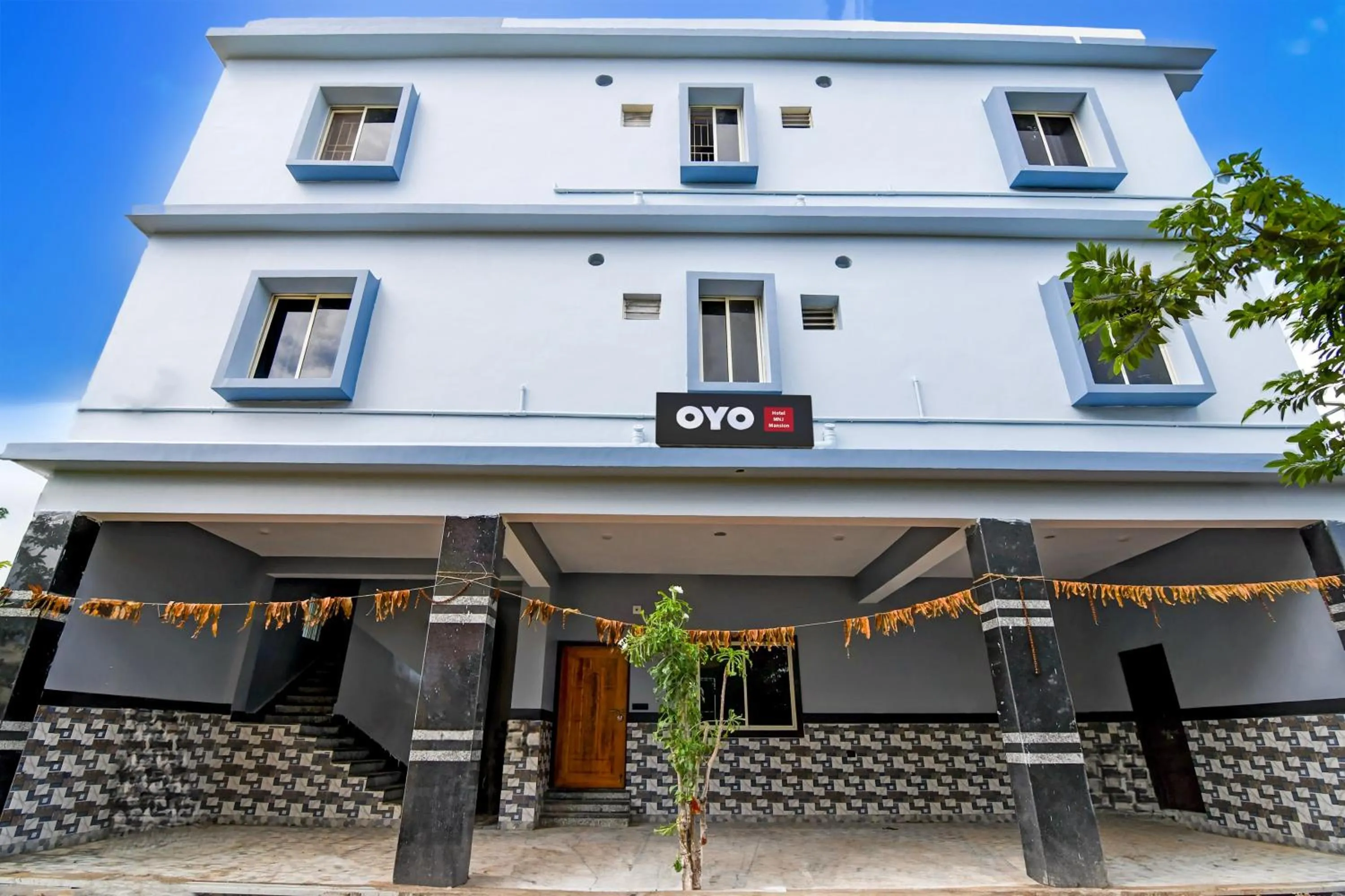 Facade/entrance in Super Hotel O MNJ Mansion