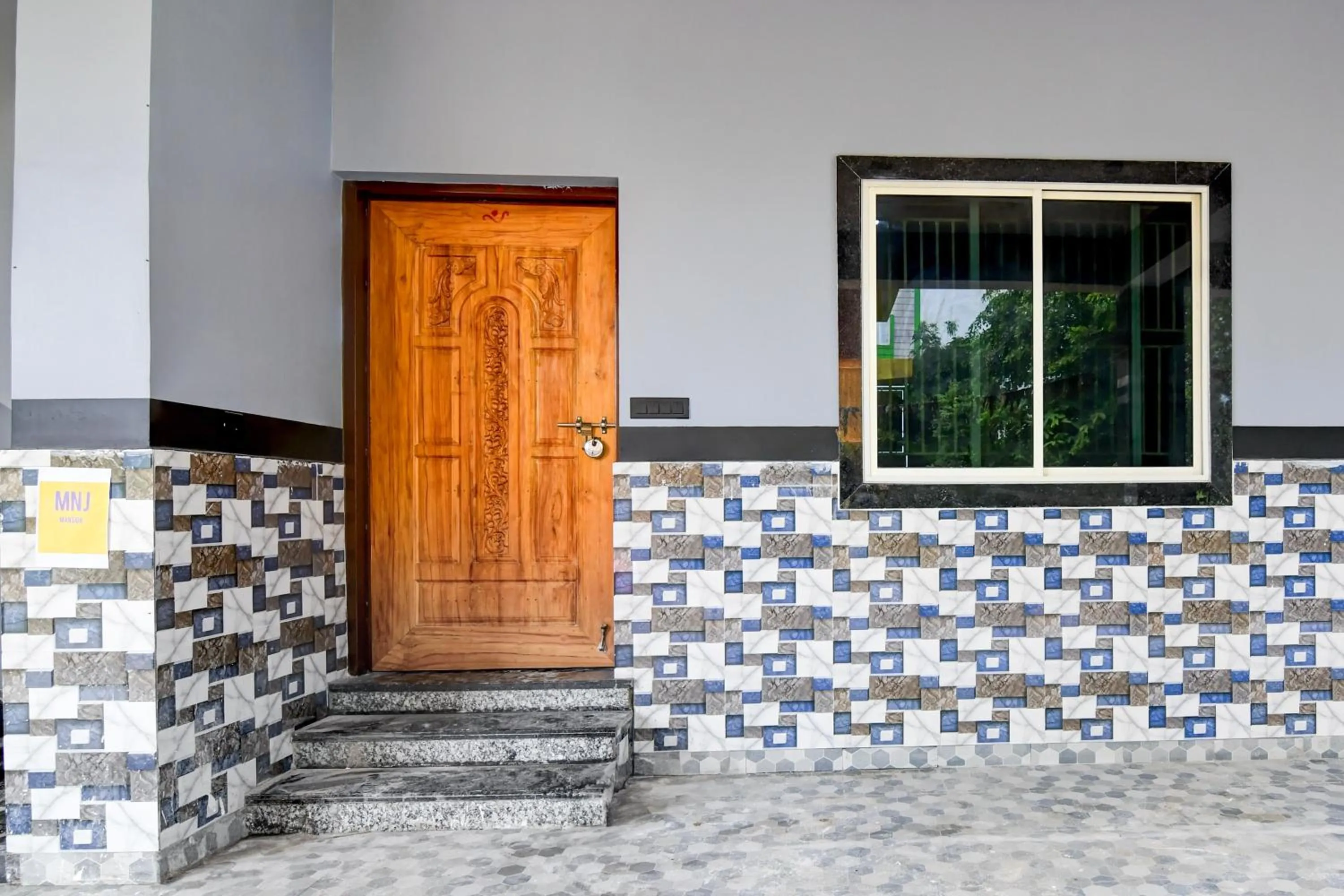 Facade/entrance in Super Hotel O MNJ Mansion