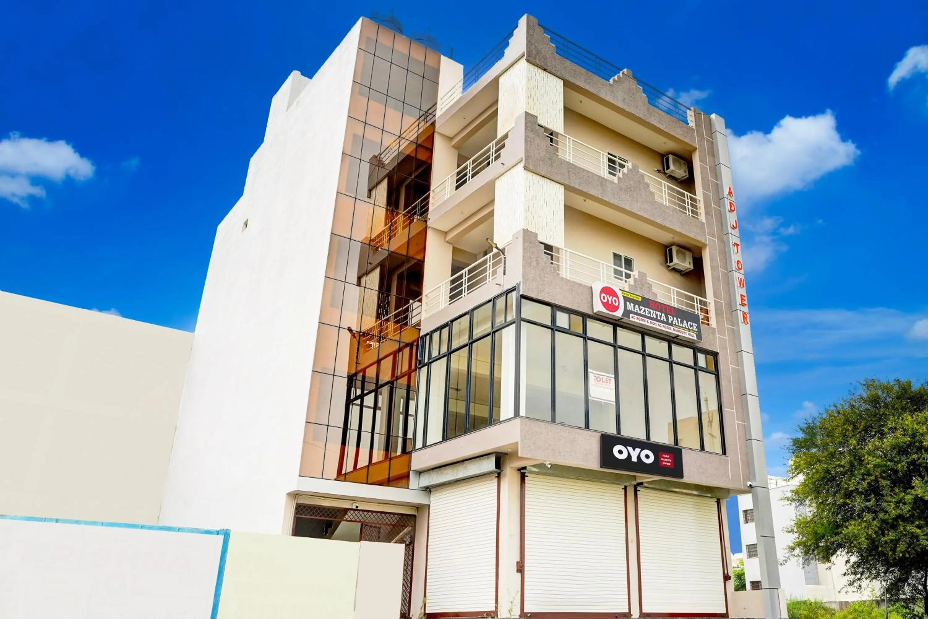 Facade/entrance in Super Hotel O MAZENTA PALACE