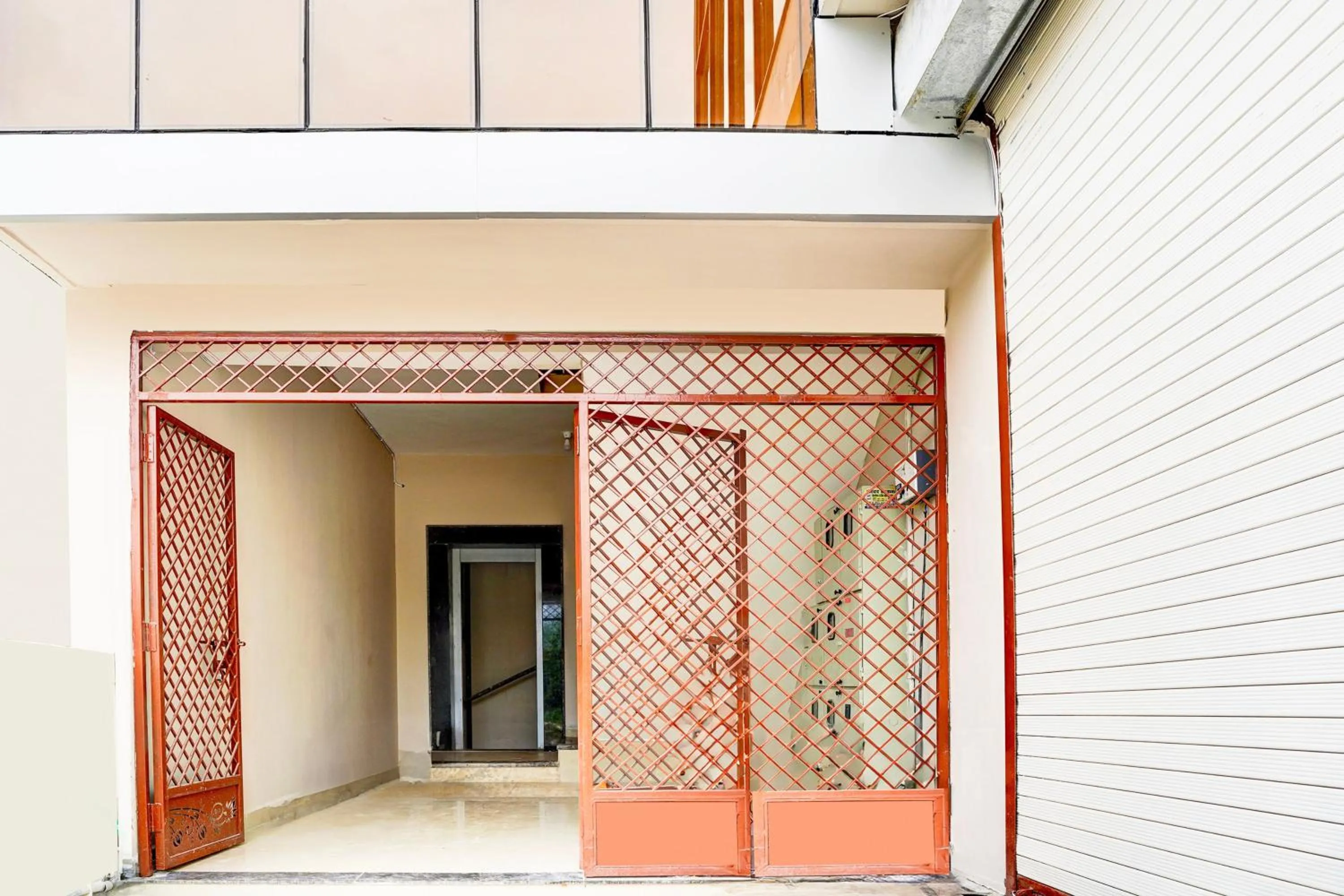 Facade/entrance in Super Hotel O MAZENTA PALACE