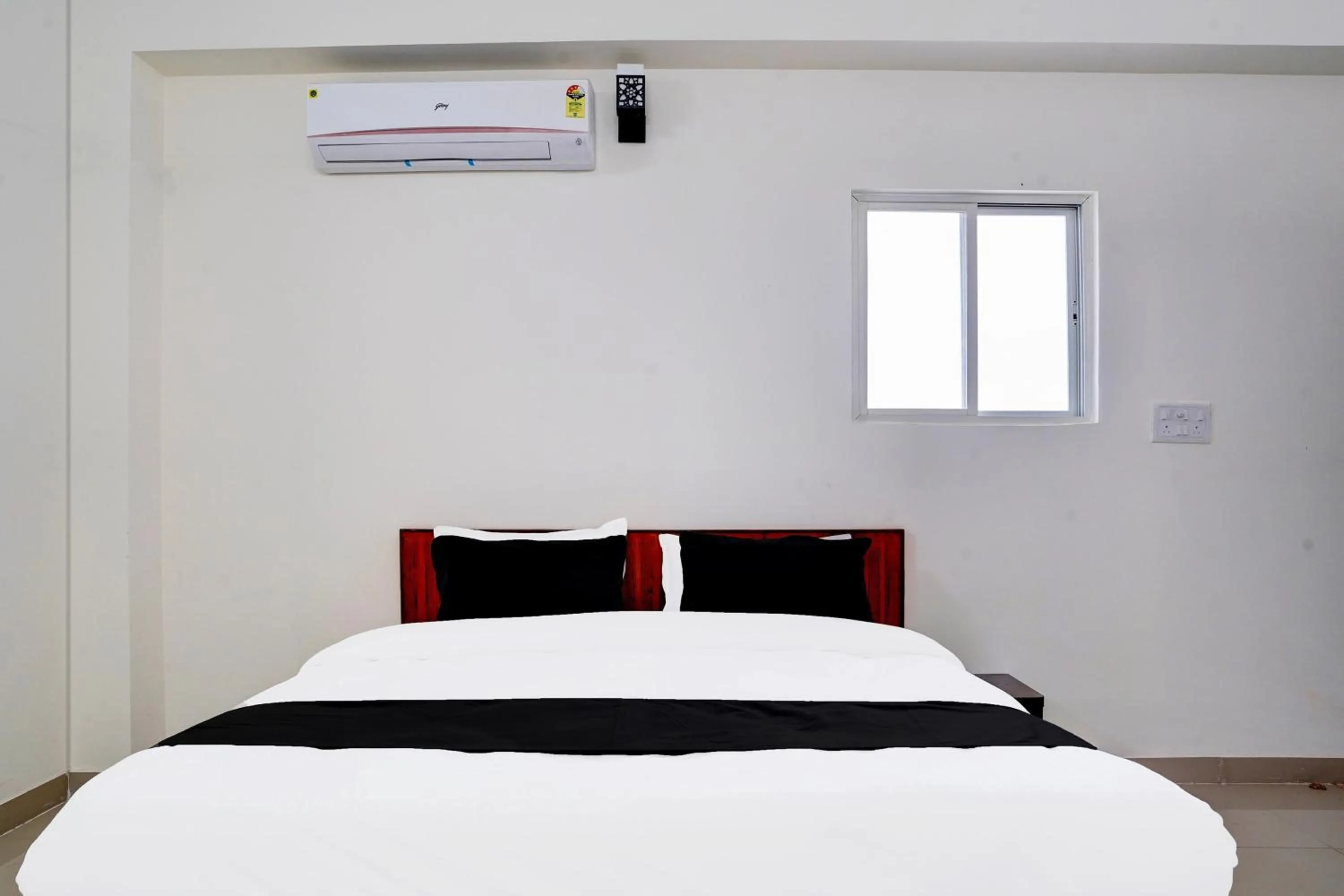 Bedroom, Bed in Hotel O MAZENTA PALACE