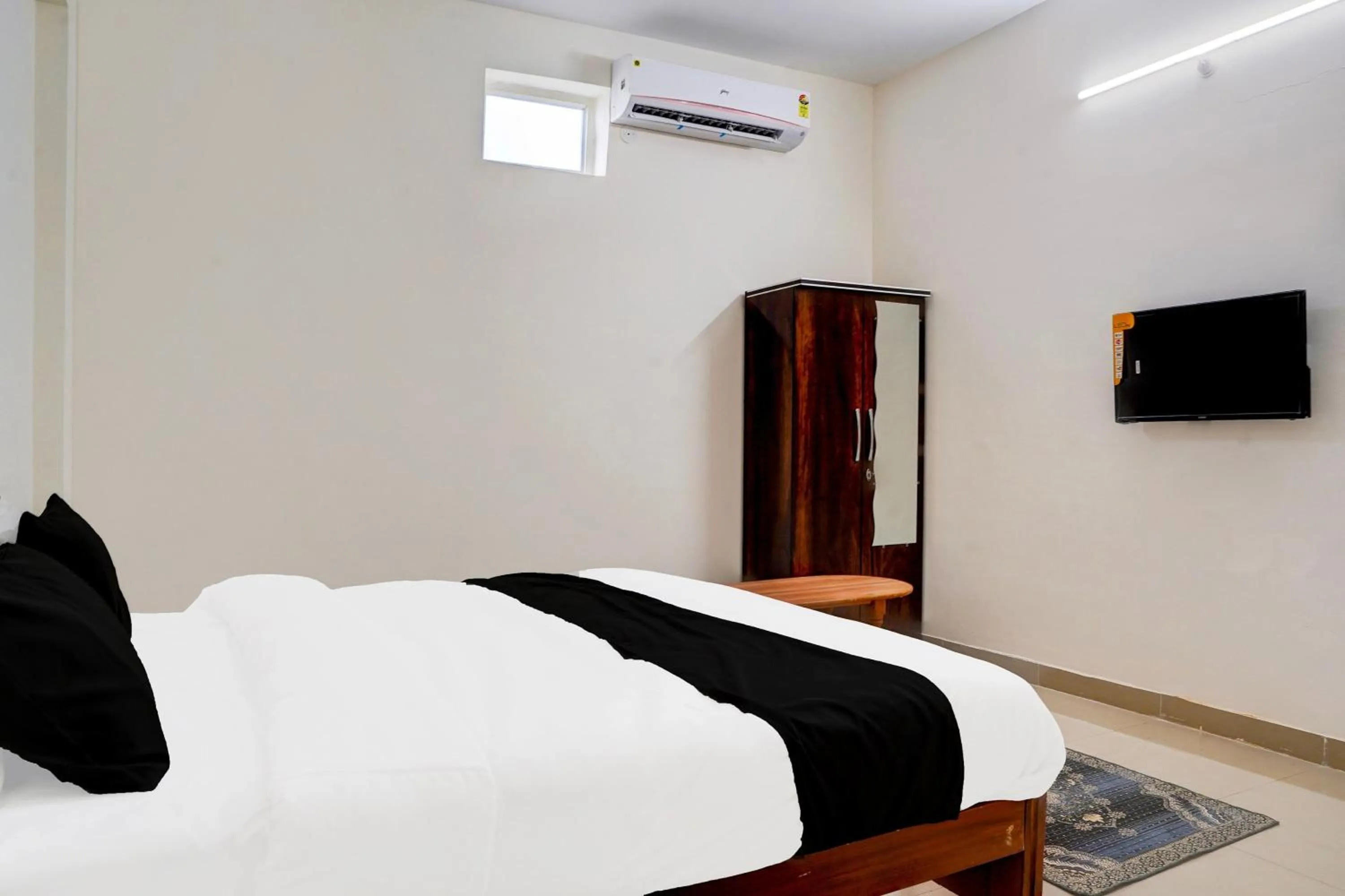 Bedroom, Bed in Super Hotel O MAZENTA PALACE