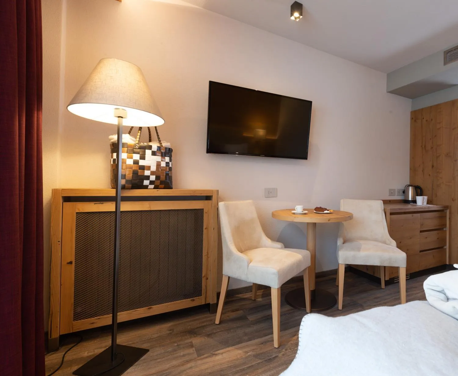 Living room, Bed in Mont Chalet Nevada - Hotel & Spa