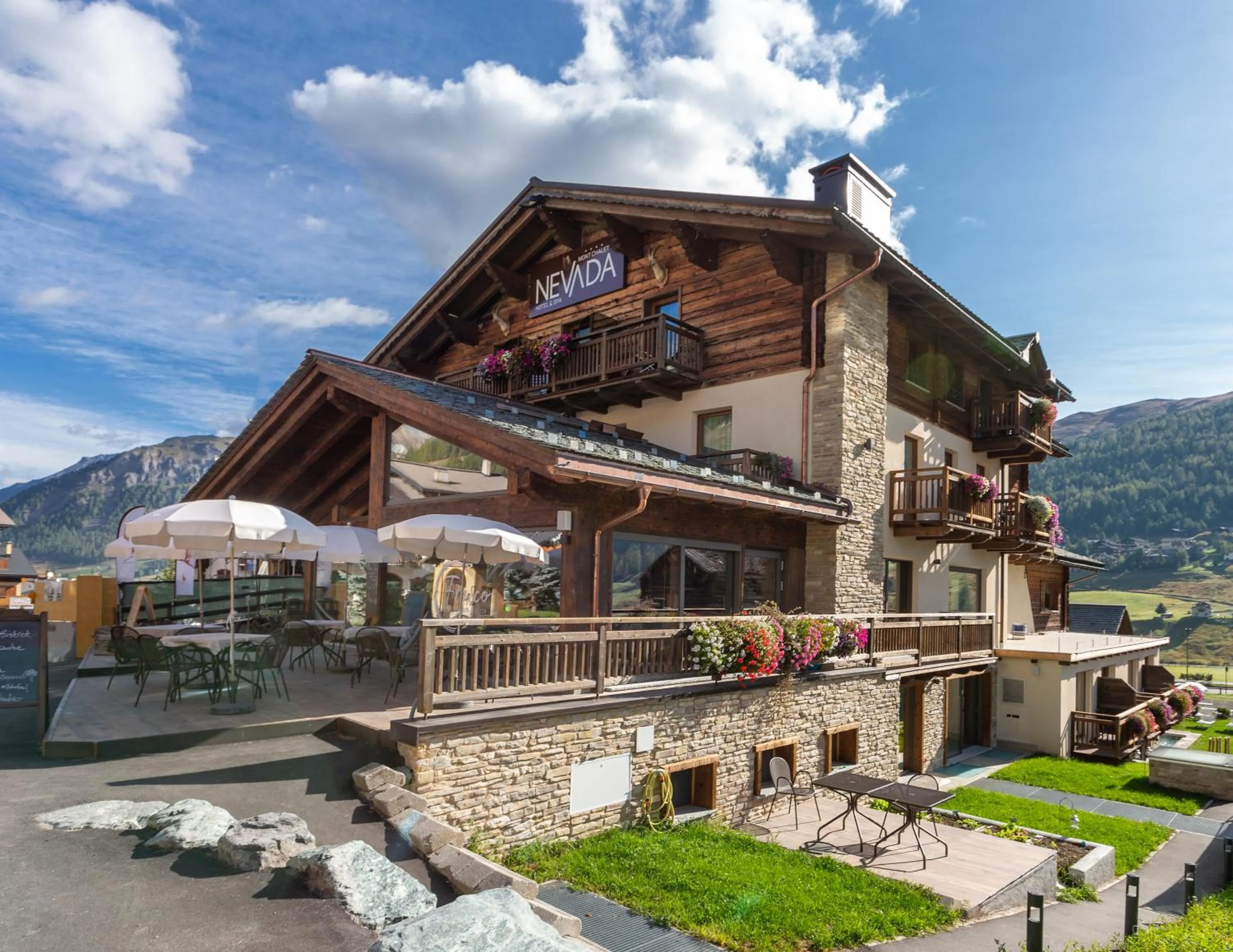 Property building in Mont Chalet Nevada - Hotel & Spa