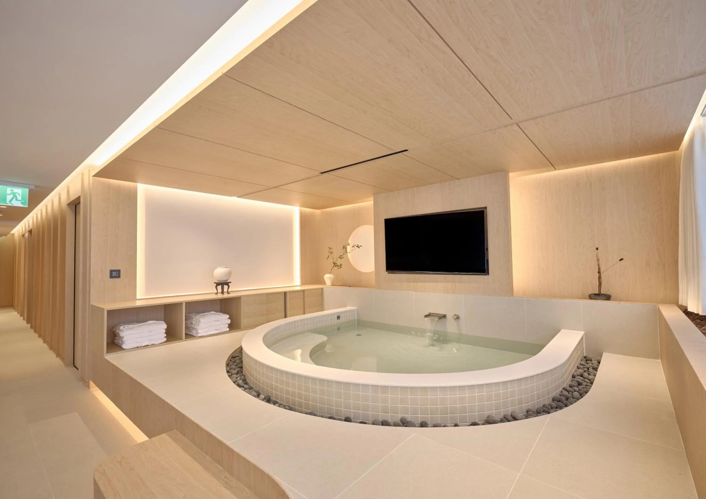 Hot Tub in UH Suite The Gangnam