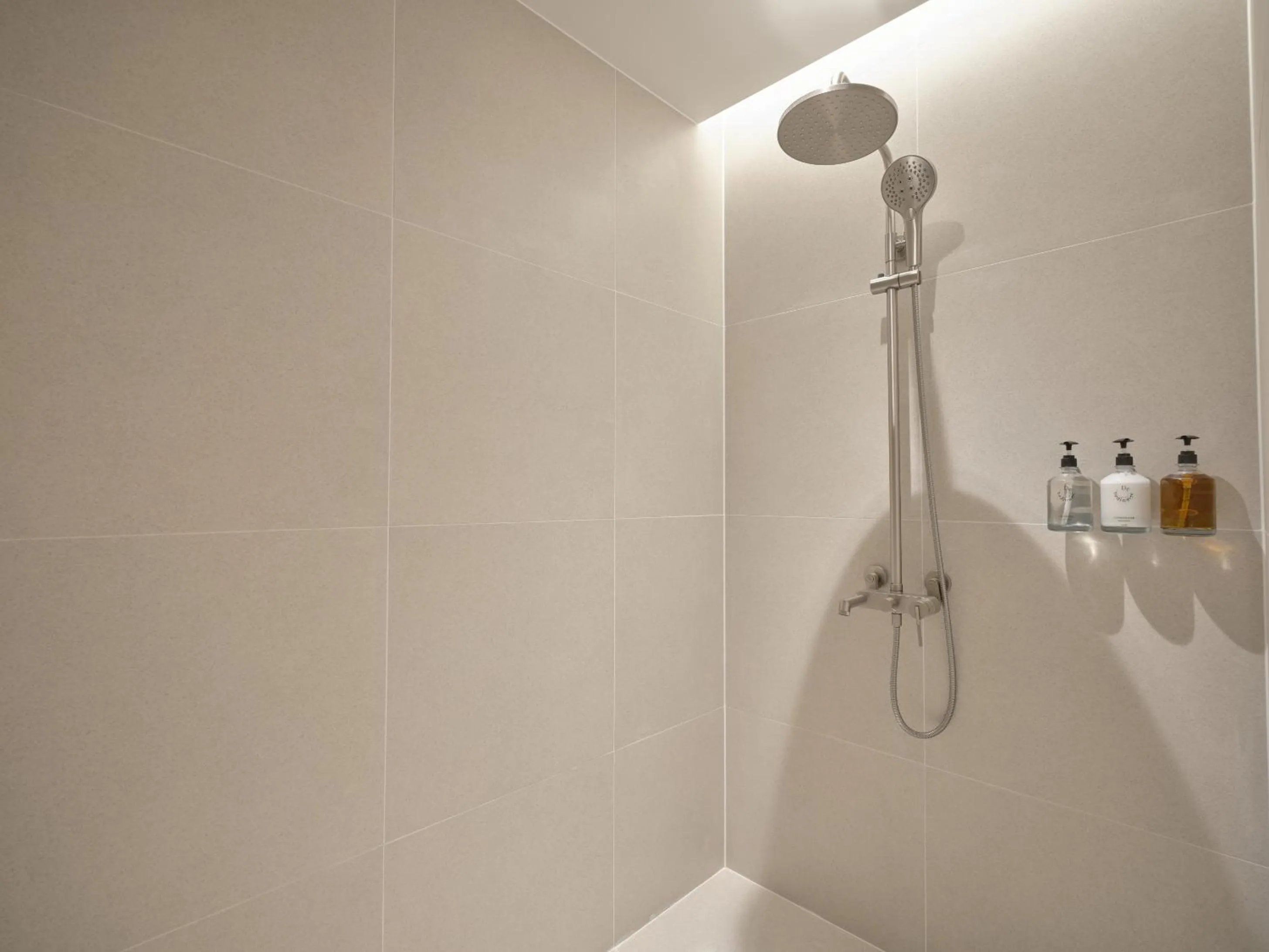 Shower in UH Suite The Gangnam