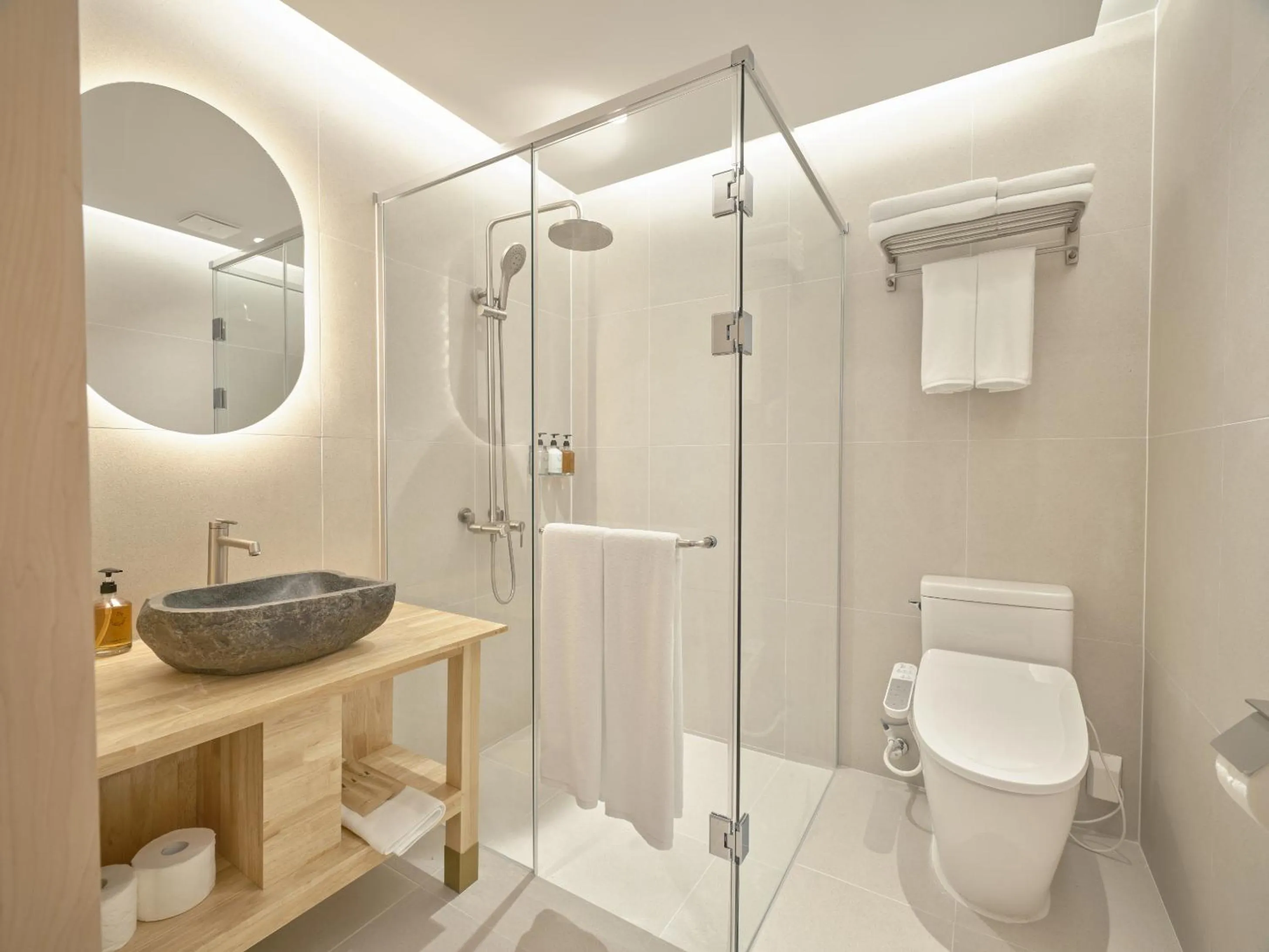 Shower in UH Suite The Gangnam