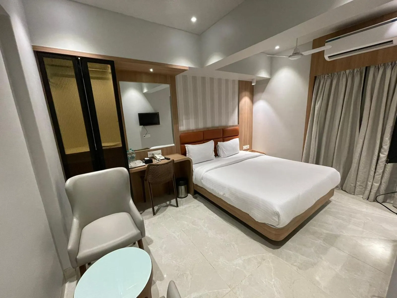 Photo of the whole room, Bed in Hotel The West Coast