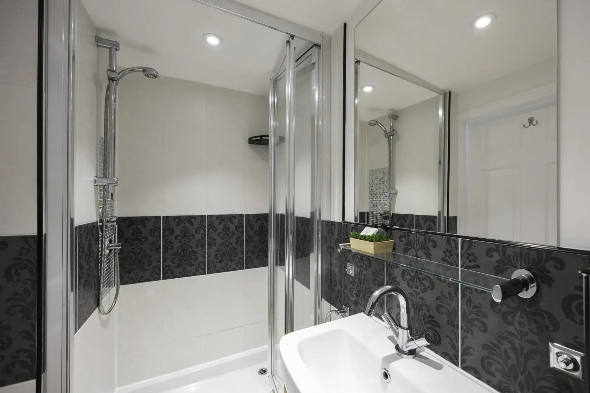 Bathroom in Upper Rock Brighton – Guest House Bathroom in Upper Rock Brighton – Guest House