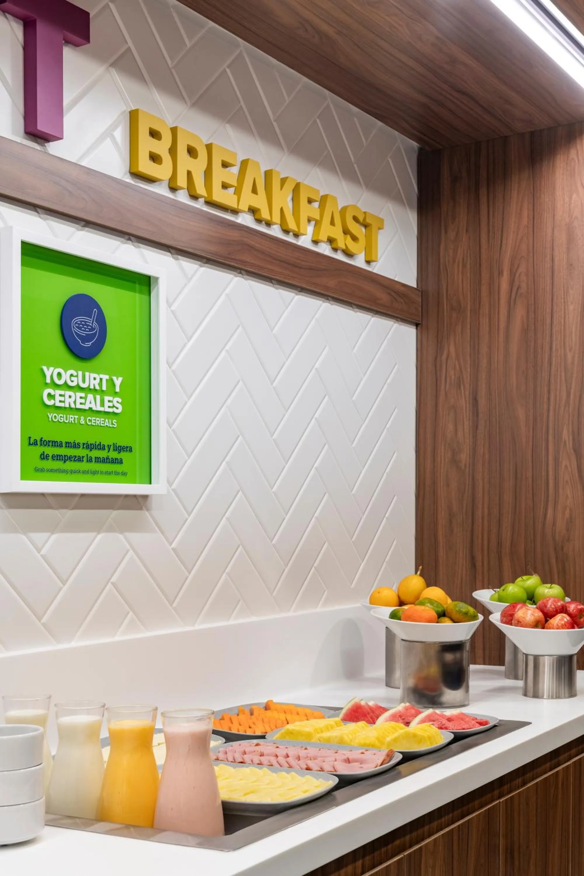 Food and drinks in Tru By Hilton Cali Sur