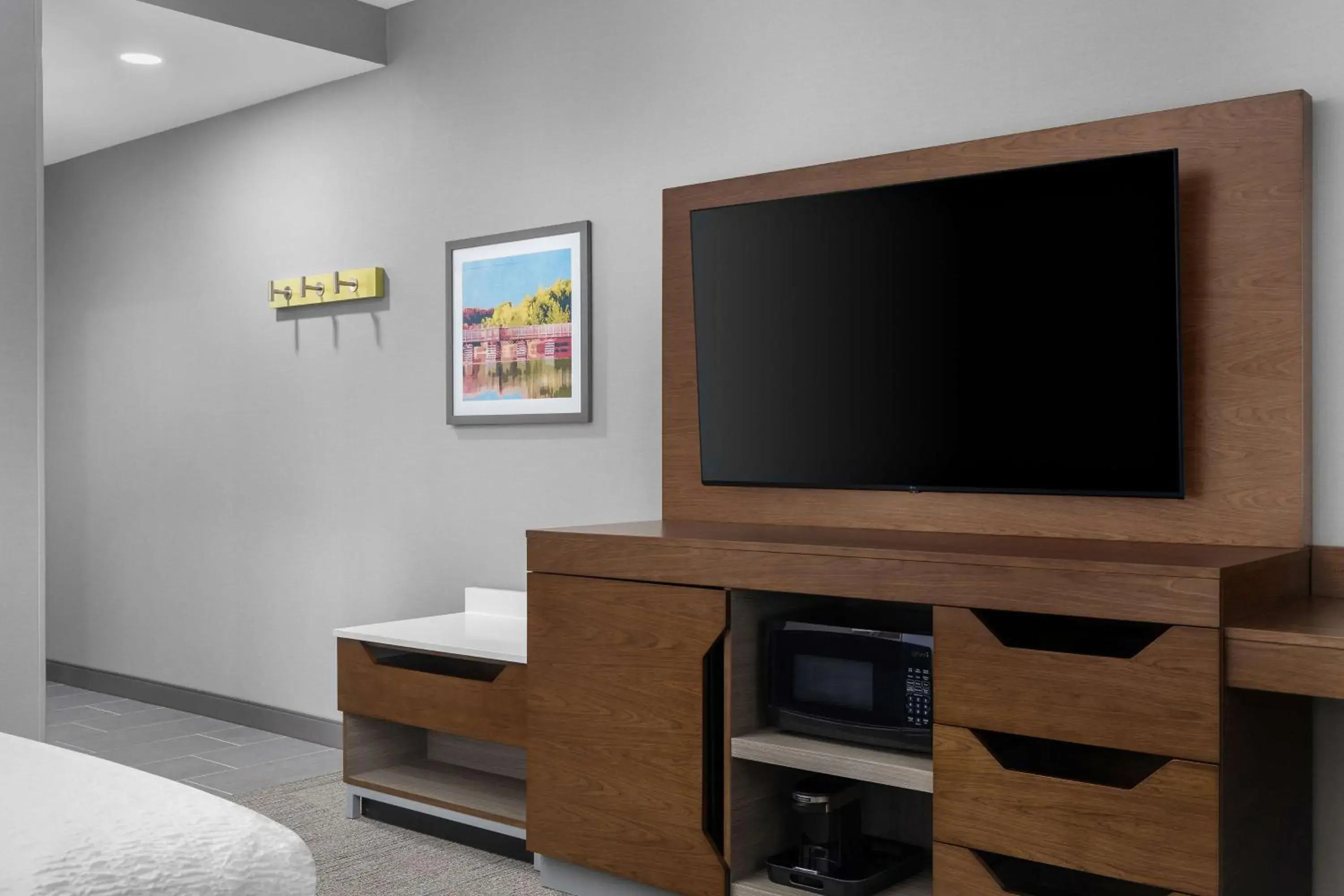 Queen Room with Two Queen Beds and Bath Tub - Mobility and Hearing Access in Hampton Inn & Suites Orangeville, On Queen Room with Two Queen Beds and Bath Tub - Mobility and Hearing Access in Hampton Inn & Suites Orangeville, On