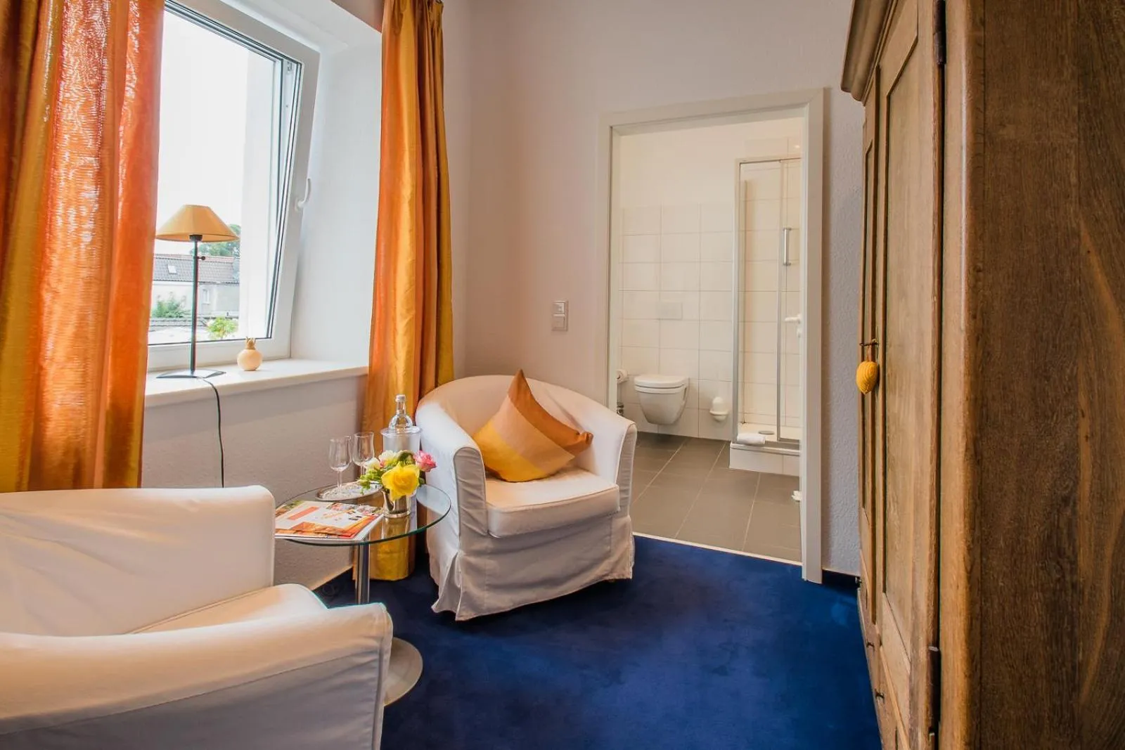 Seating area, Bed in Posthotel Monegro